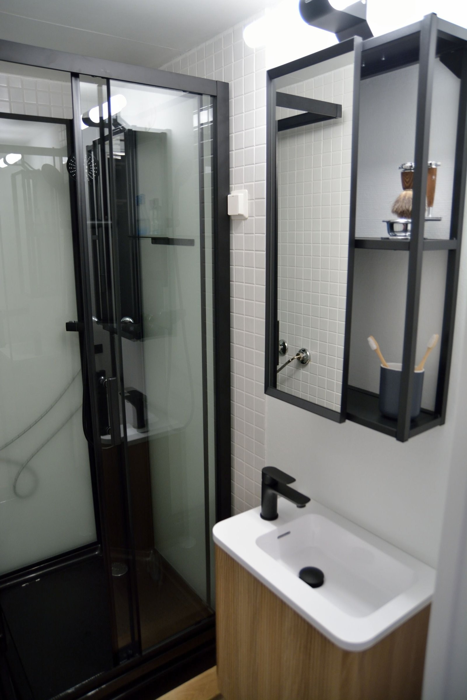 Nytt dusjkabinett, ny sluk, ny speilhylle, nytt blandebatteri, nytt servant med servantskap Galleribilde