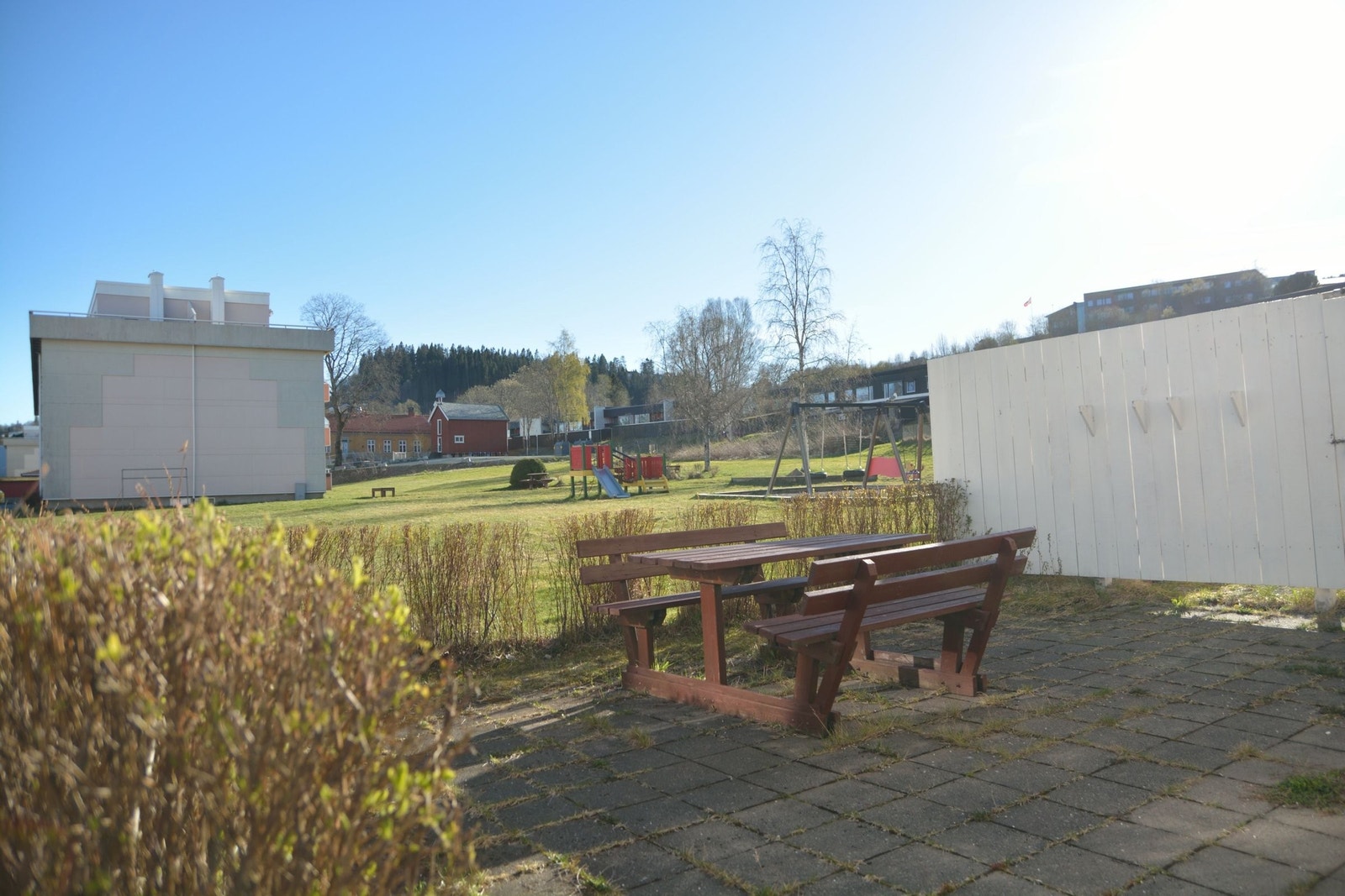 Uteområdet med lekeplass Galleribilde