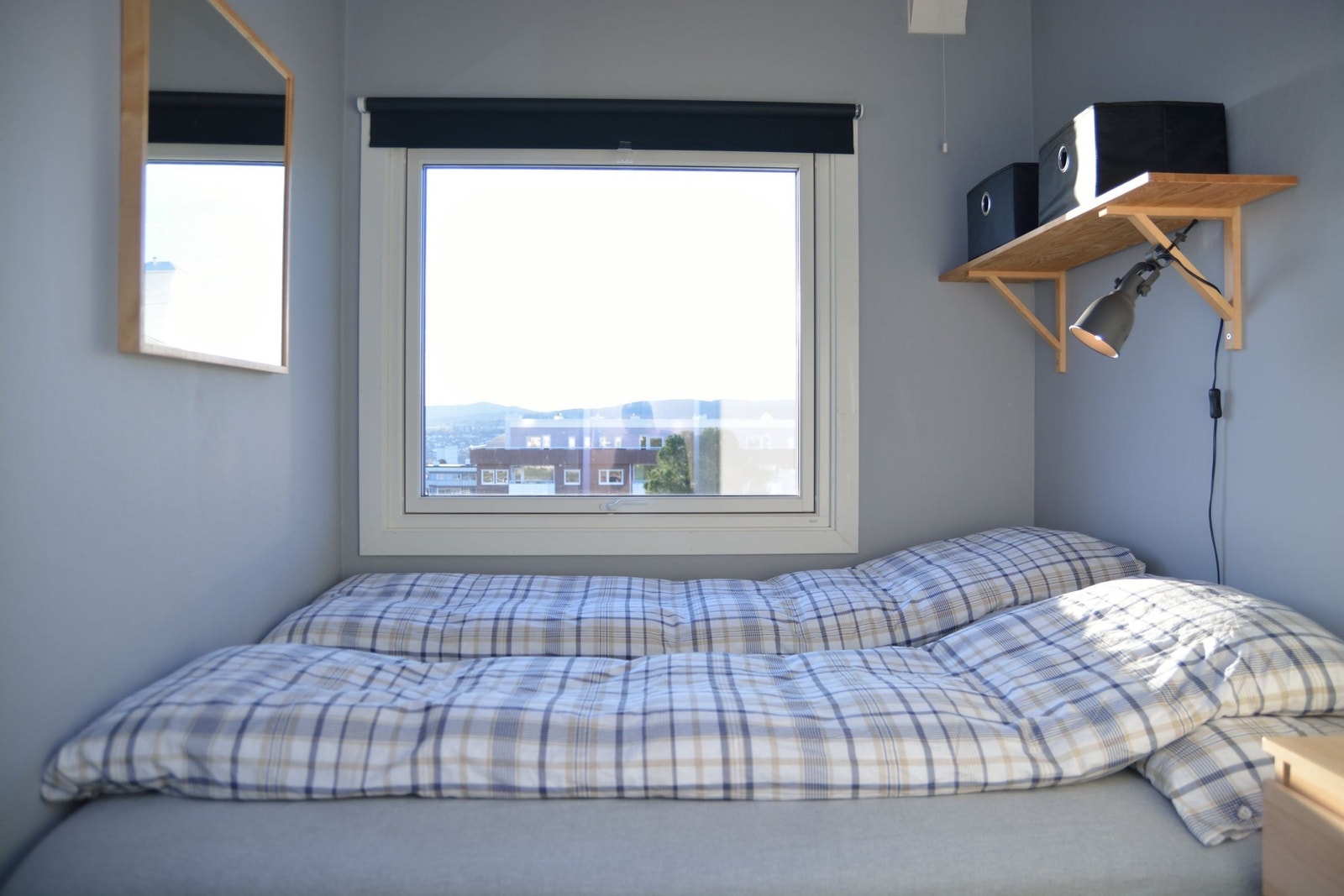 Soverom med stort vindu og god utsikt Galleribilde