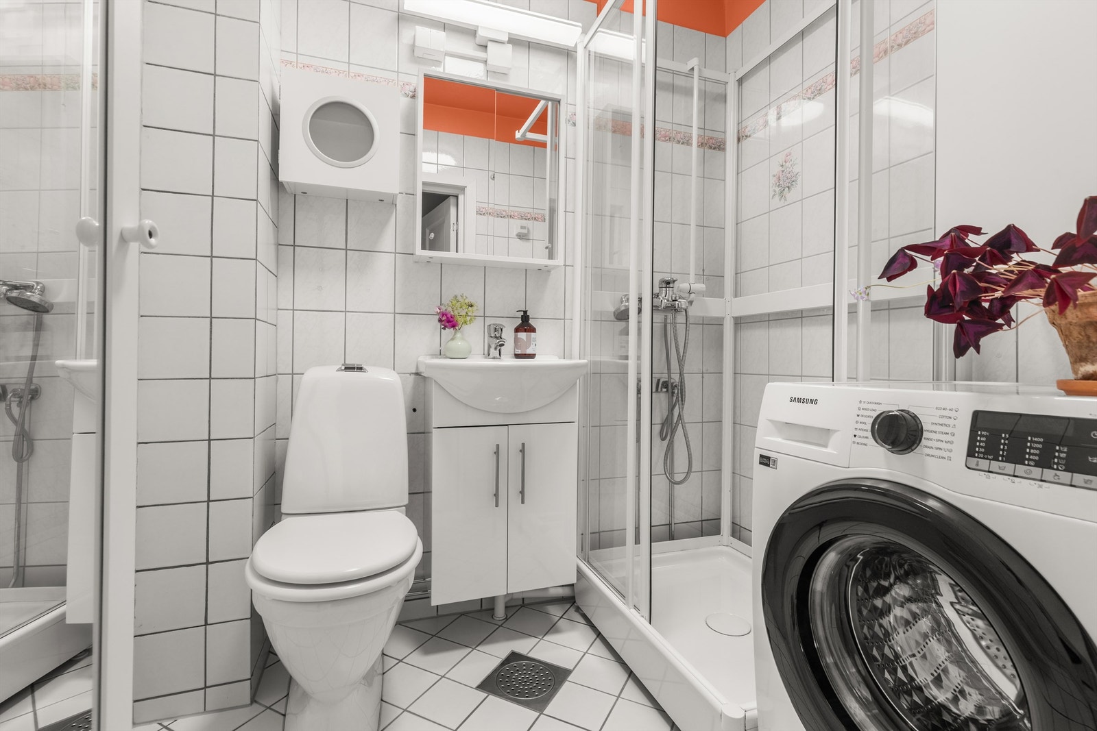 Lyst og delikat baderom fra ca. 2003. Badet har flislagte overflater og varme i gulvet for en lun og behagelig start på dagen. Galleribilde