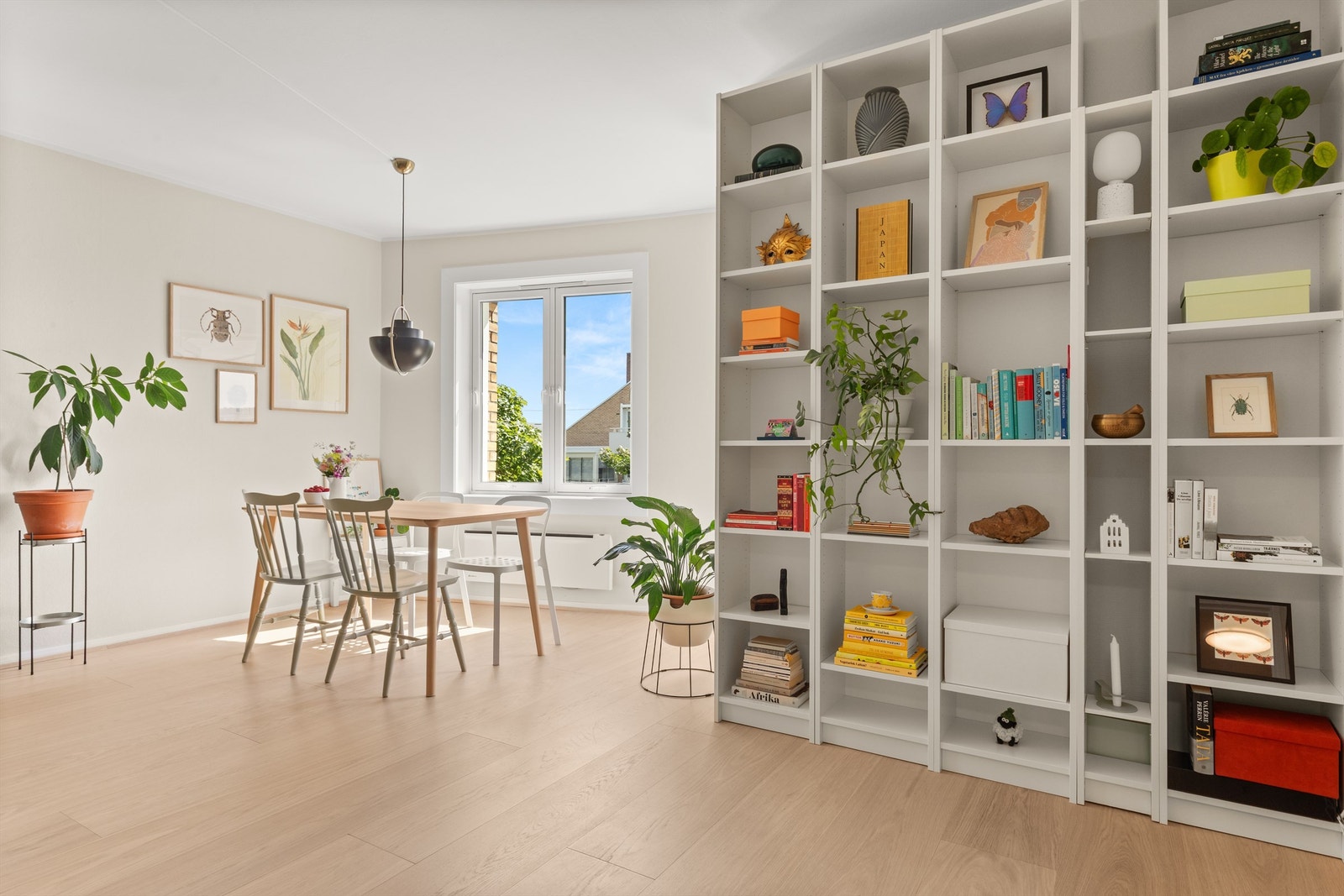 Stuen har lyse overflater som harmonerer fint med øvrige overflater. Her er det lett å innrede etter egen stil og ønske. Galleribilde