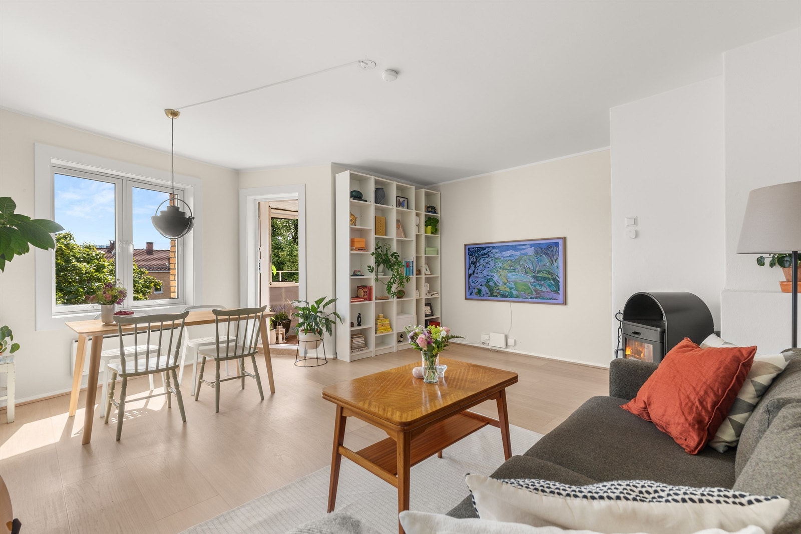 Det er god plass til sofa med tilhørende salongbord, tv-seksjon og et stort spisebord hvor venner og familie kan samles. Galleribilde