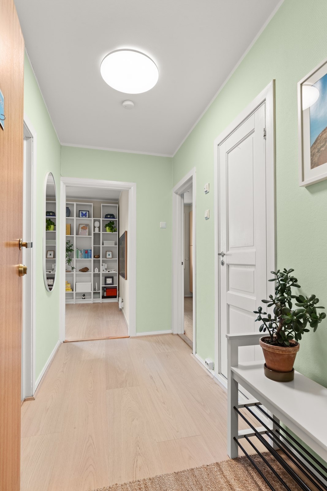 Velkommen inn! Leilighetens entré er lys og innbydende og gir et meget godt førsteinntrykk av boligen. Galleribilde