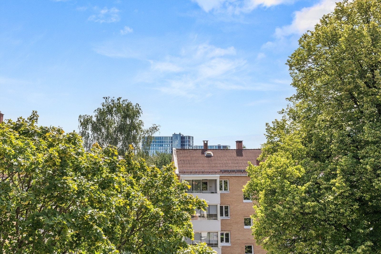 Balkongen har frodig utsyn mot grønne og hyggelige omgivelser i nabolaget, fine forutsetninger for å kunne nyte årets varme dager like utenfor egen stue. Galleribilde