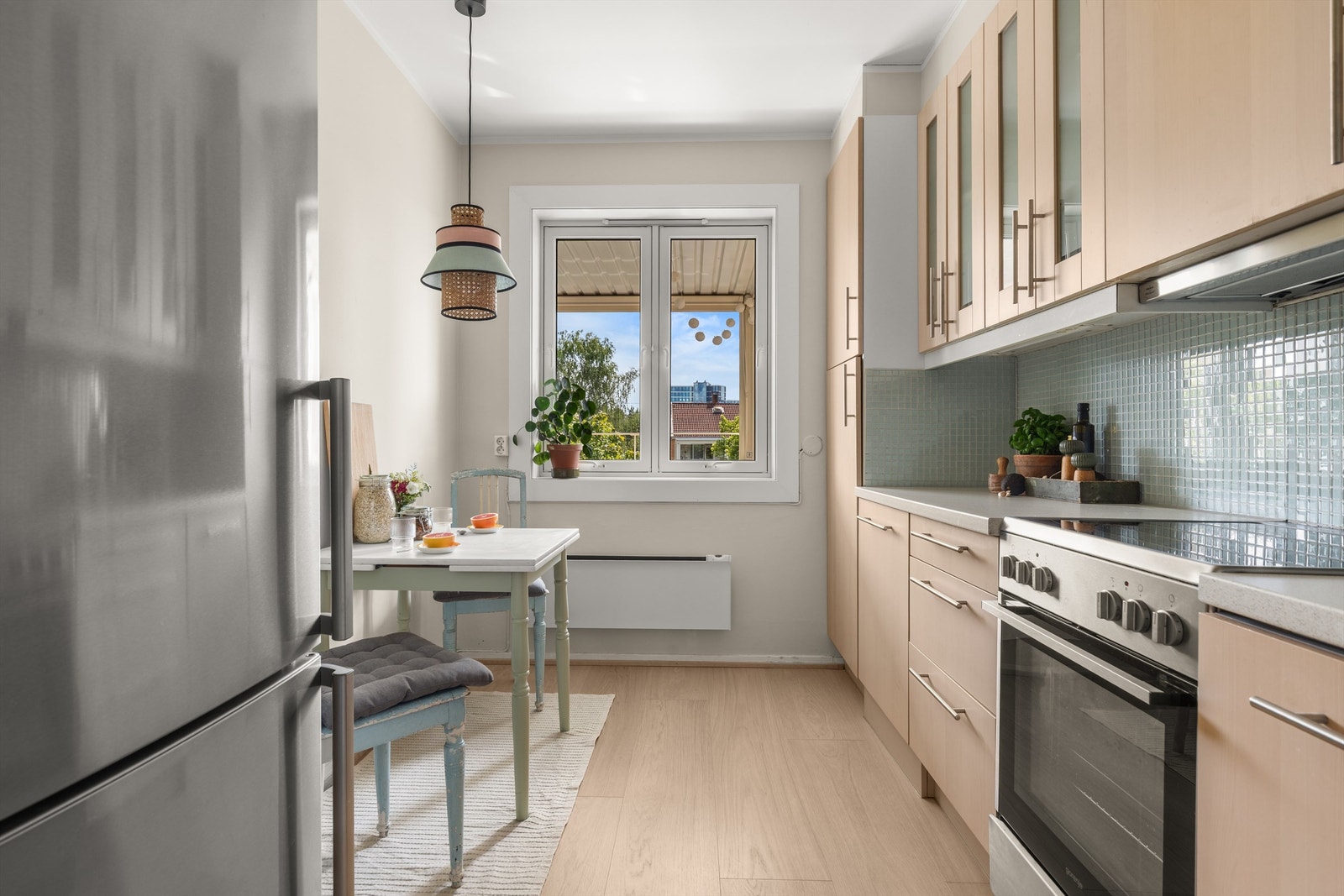 Kjøkkenet har rikelig med skap- og benkeplass. Innredningen består av glatte fronter samt fire fronter med glassfelt, benkeplater av laminat med nedsenket oppvaskkum med ett-greps armatur. Galleribilde