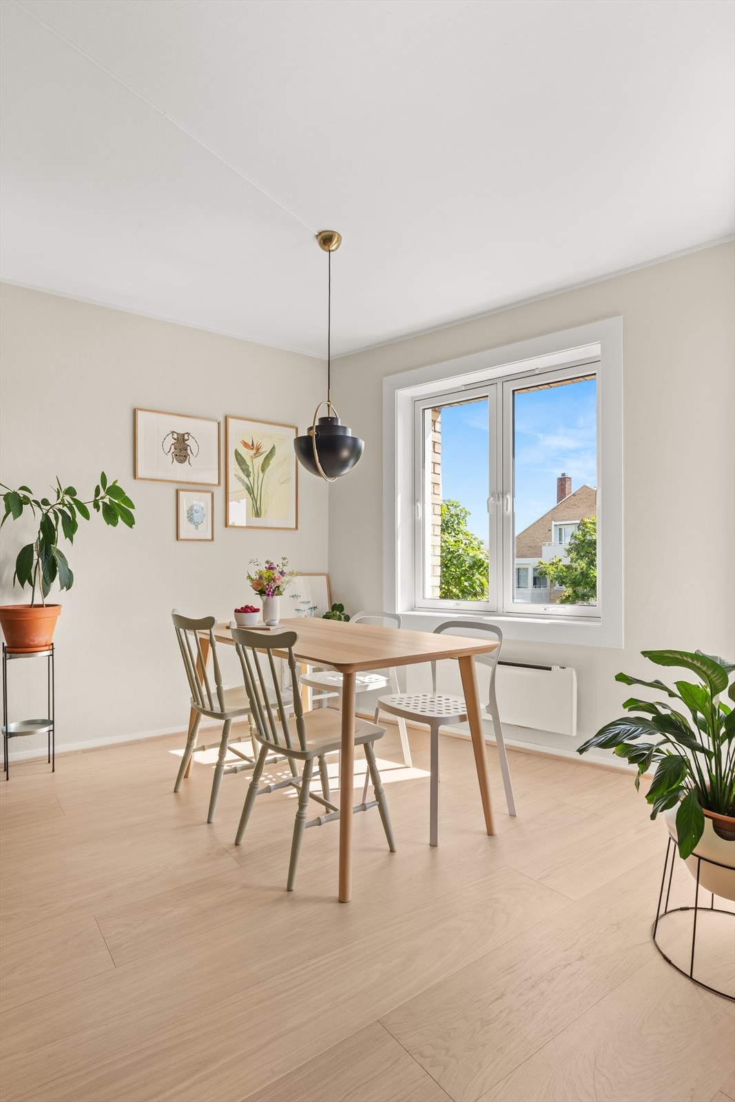 De store vindusflatene bidrar også til rikelig med naturlig lys. Vinduer og balkongdør er fra 2019. Galleribilde