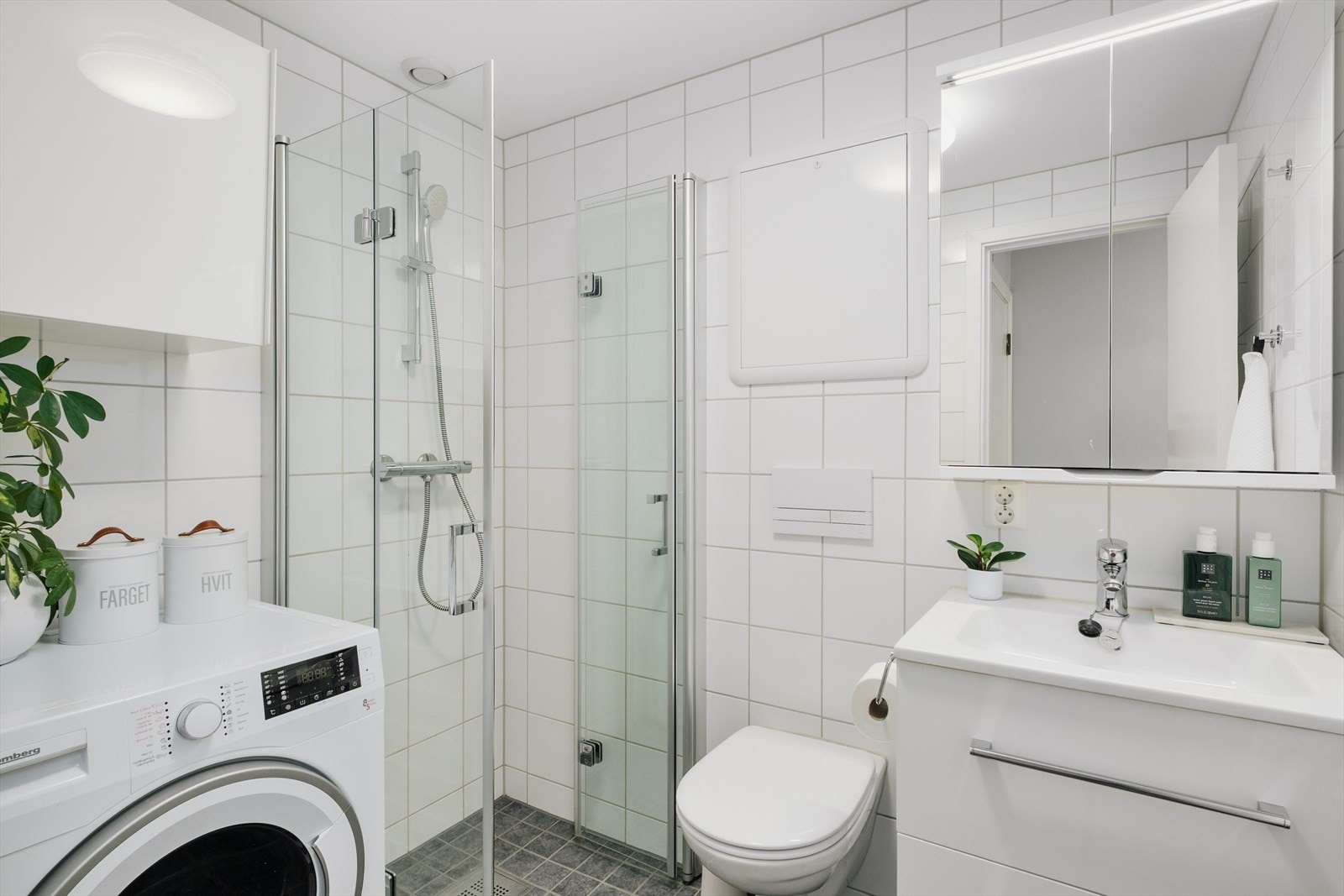 God plass til vaskemaskin. Varme i gulv, rør i rør, servant, veggmontert toalett, dusjhjørne. Badet har elektrisk styrt vifte. Galleribilde