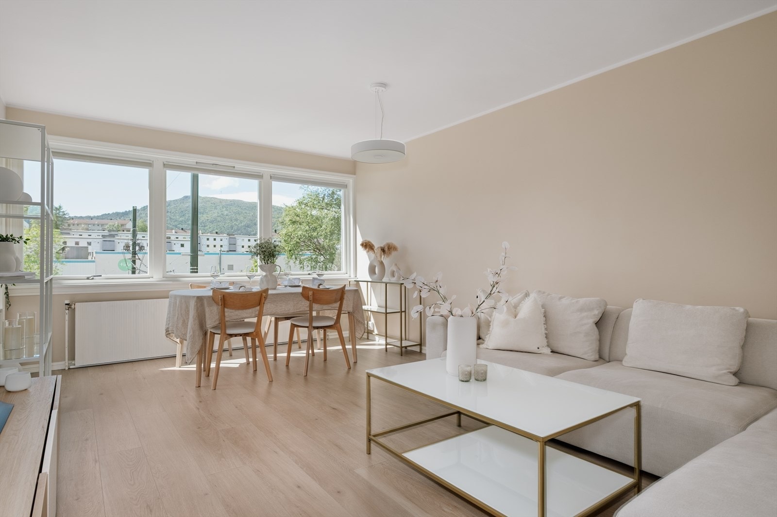 Romslig stue med god plass til både spisebord og sofagruppe. Utgang til koselig balkong fra stuen. Galleribilde