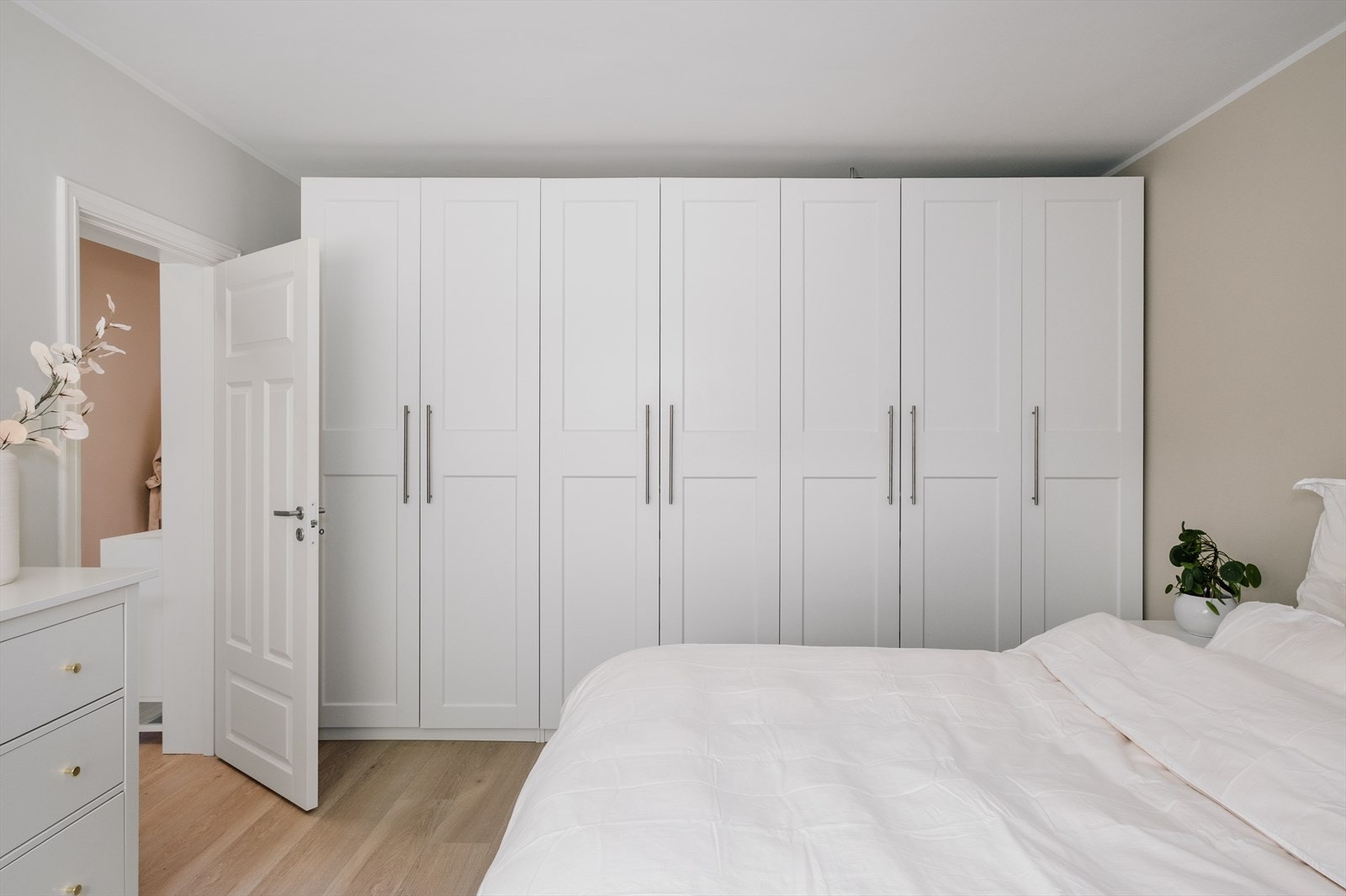 God garderobeplass på hovedsoverom. Galleribilde