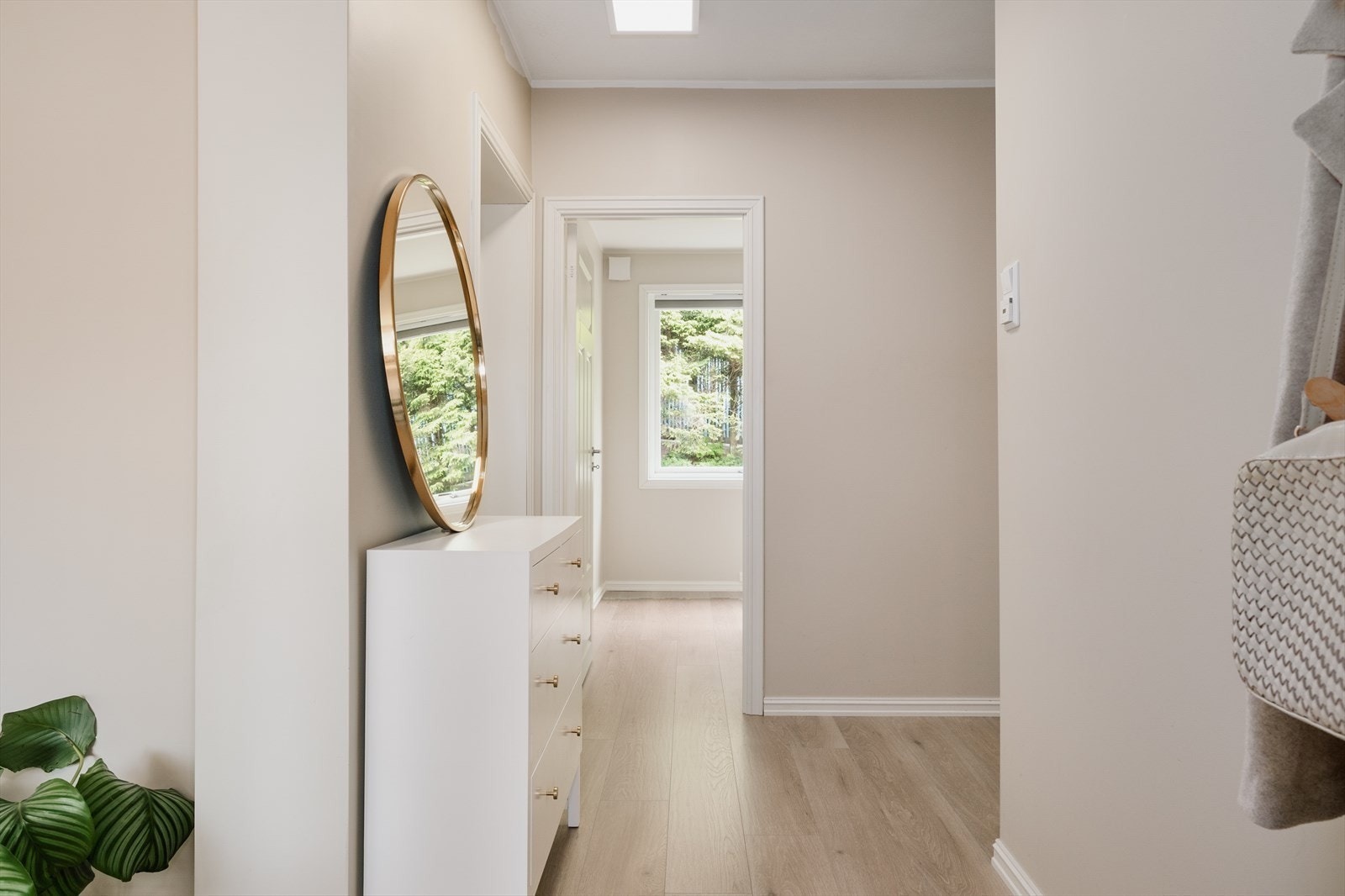 Innbydende og flott gang med god plass til oppbevaring av sko og yttertøy. Galleribilde