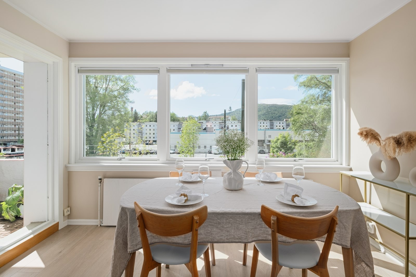 Godt med naturlig lysinnslipp og en ypperlig løsning med spisegruppe ved balkongen. Galleribilde