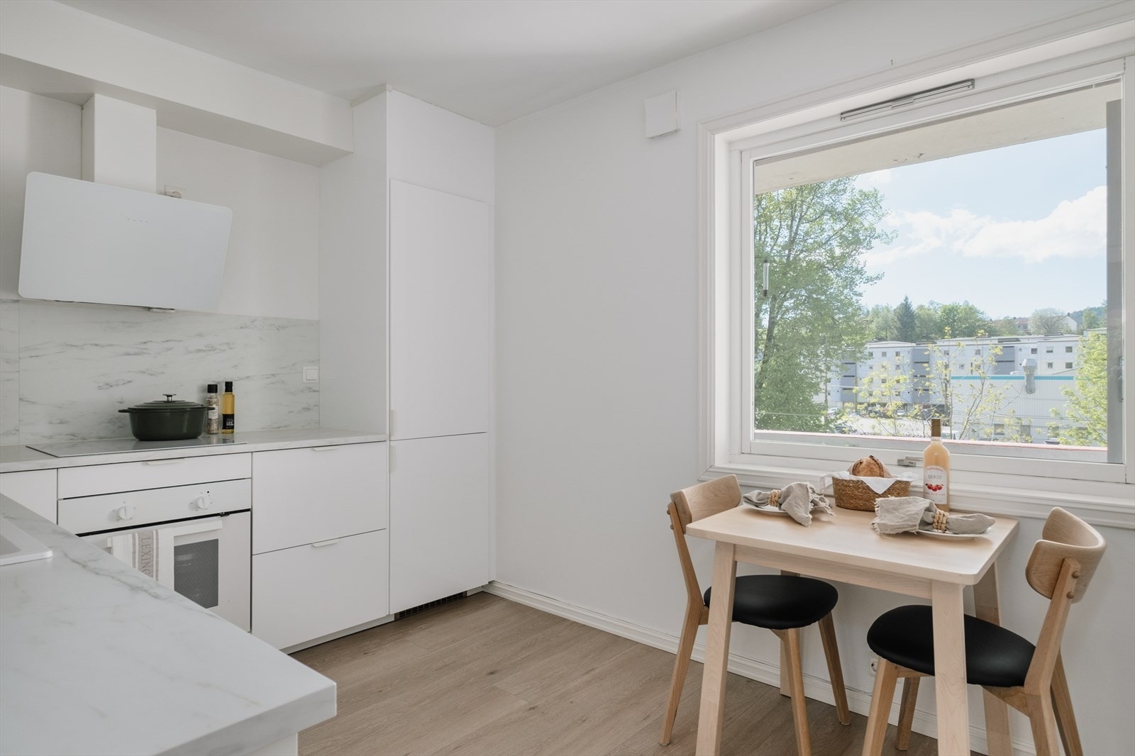 Kjøkken i lekker utførelse fra 2019. Spiseplass og rikelig med skap til oppbevaring. Galleribilde