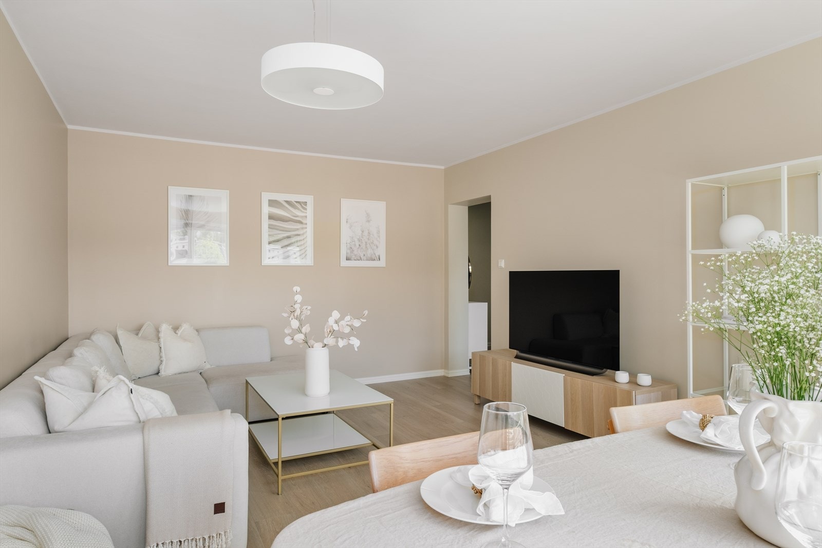 Velkommen til Nattlandsveien 92C presentert av Cecilie van der Heide for EM Norge. Galleribilde