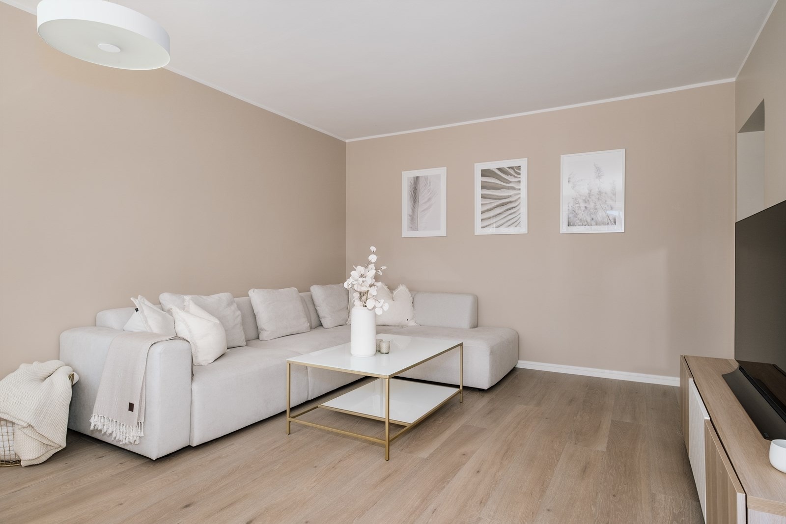 Leiligheten har sentralvarme inkludert i felleskostnadene. Radiator er plassert på soverom og i stuen. Sikrer god og jevn oppvarming. Galleribilde