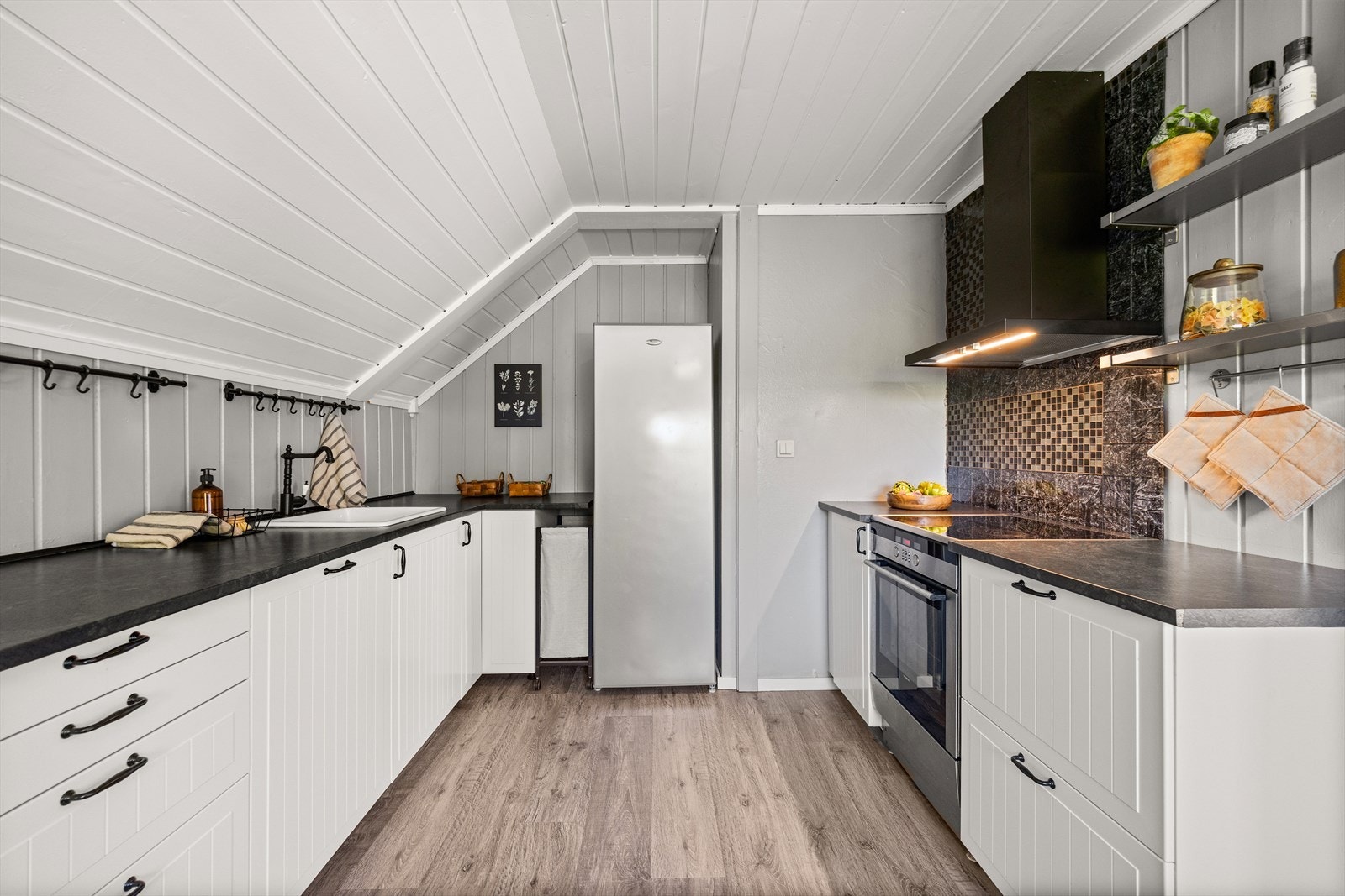 Benkeplaten har god plass til matlaging Galleribilde