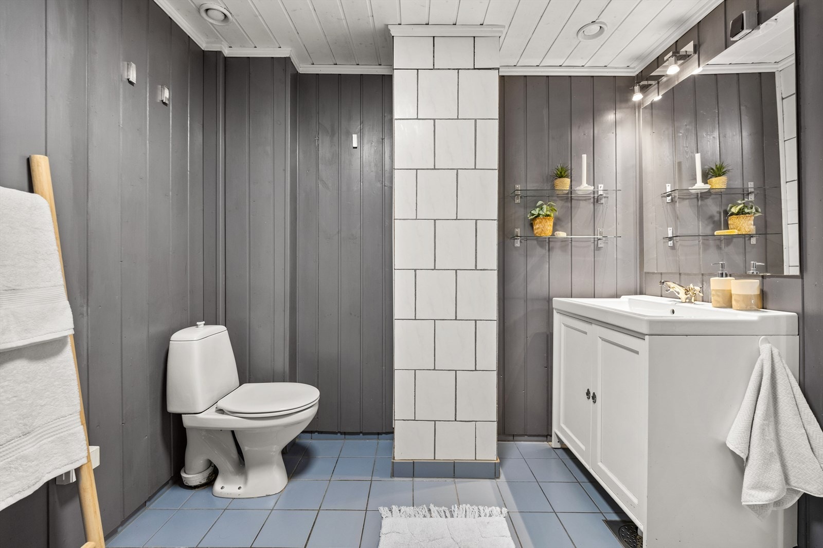 Eldre bad med panel på vegger og flislagt gulv Galleribilde