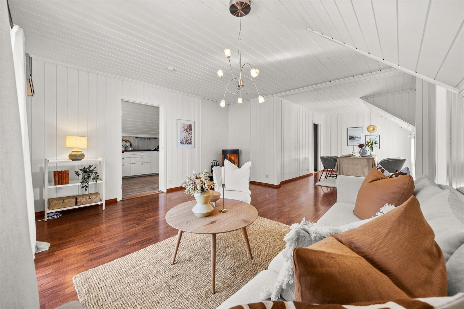 Stuen har ellers gode møbleringsmuligheter og åpen adkomst til kjøkken Galleribilde