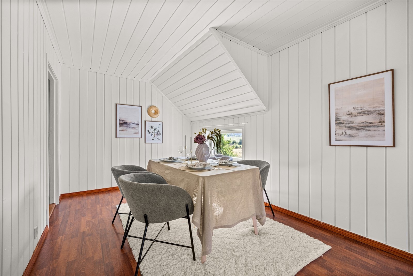 Lys og trivelig spisestue med fine lysforhold fra vindu. God plass til spisegruppe Galleribilde