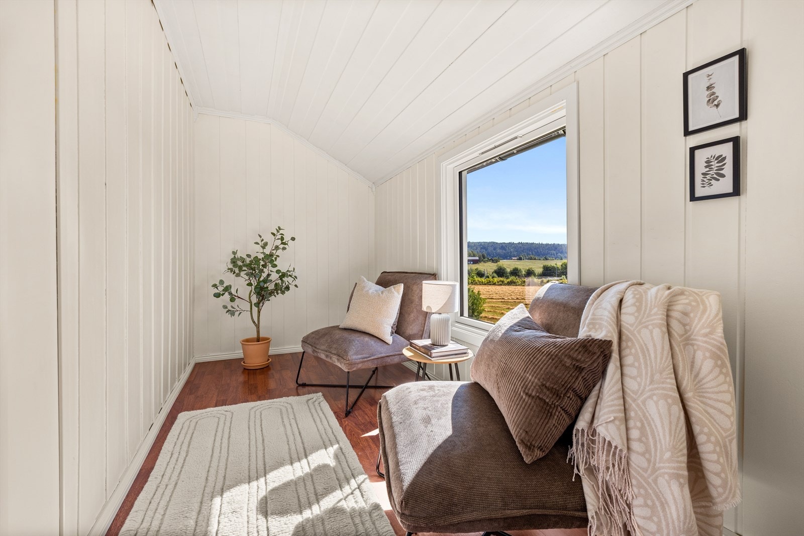 Disponibelt rom har naturlig lysinnslipp fra stort vindu og er innredet med 2 gode stoler og tilhørende bord, dette er et avslappende rom for lesing, avkobling etc. Galleribilde