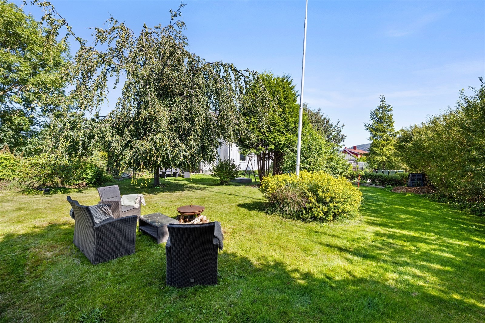 Tilgang til romslig felles hage med god plass for innredning i flere soner Galleribilde