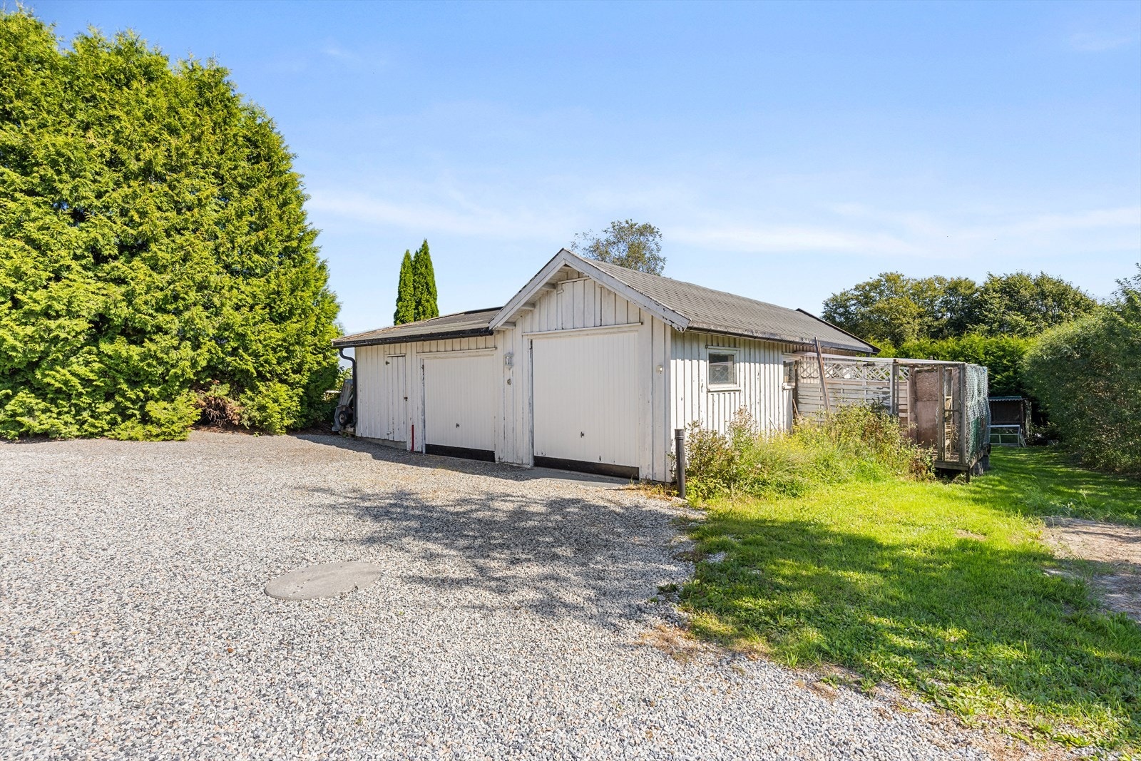 Felles dobbel garasje i gårdsplass. Garasjen er eldre med oppgraderingsbehov Galleribilde