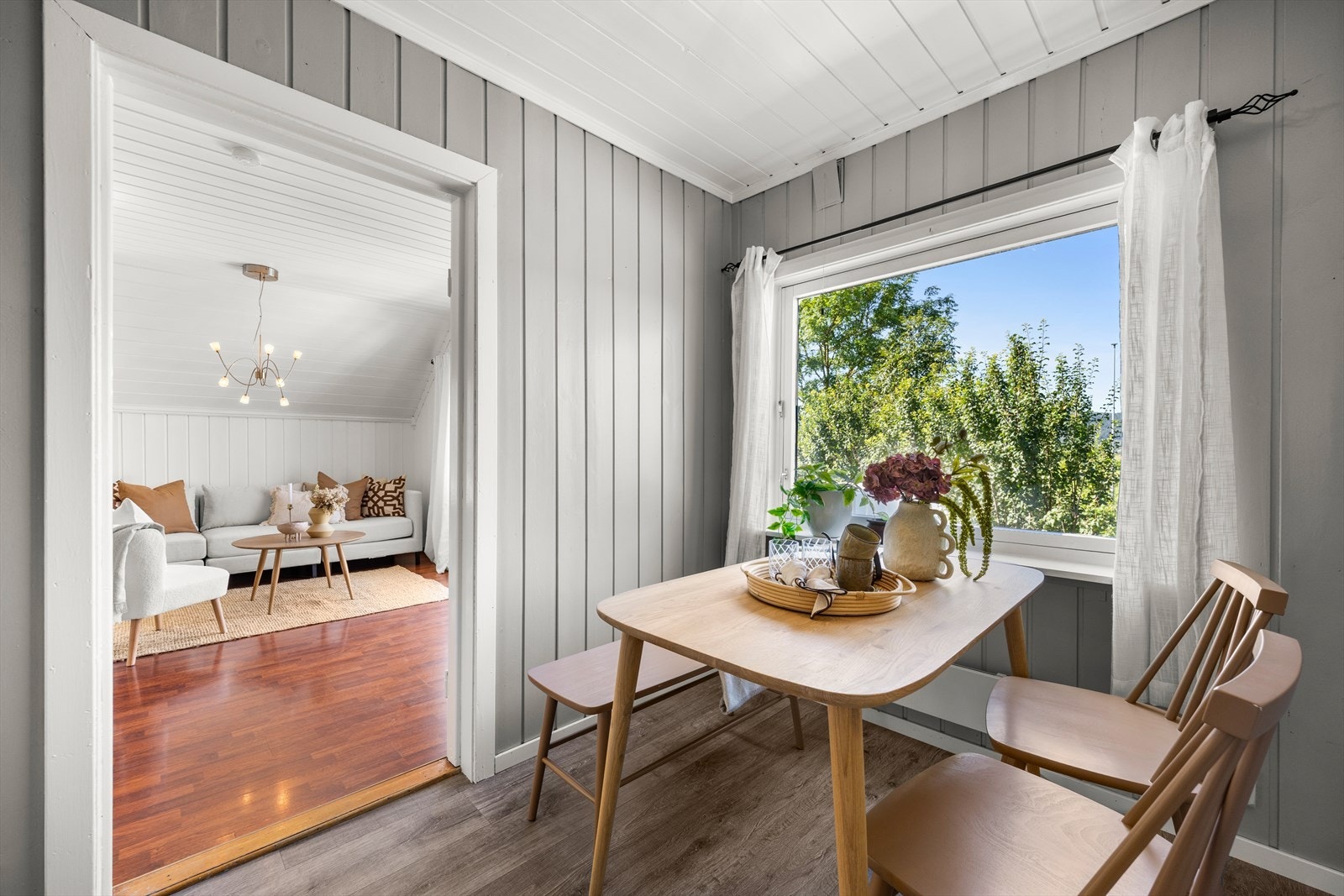 Praktisk kjøkken med plass til ekstra spisegruppe Galleribilde