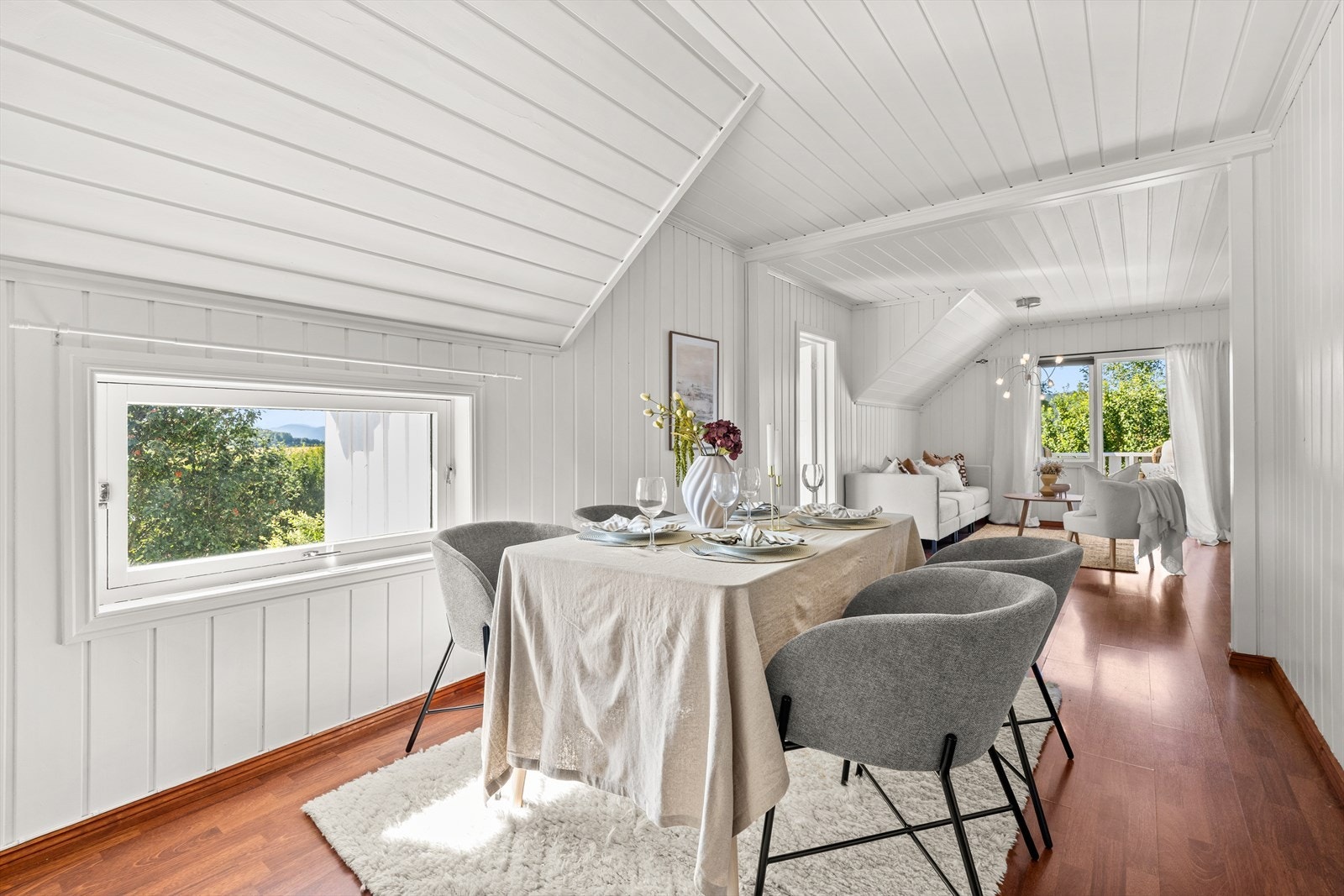 Fra spisestuen er det åpen adkomst til hyggelig stue Galleribilde