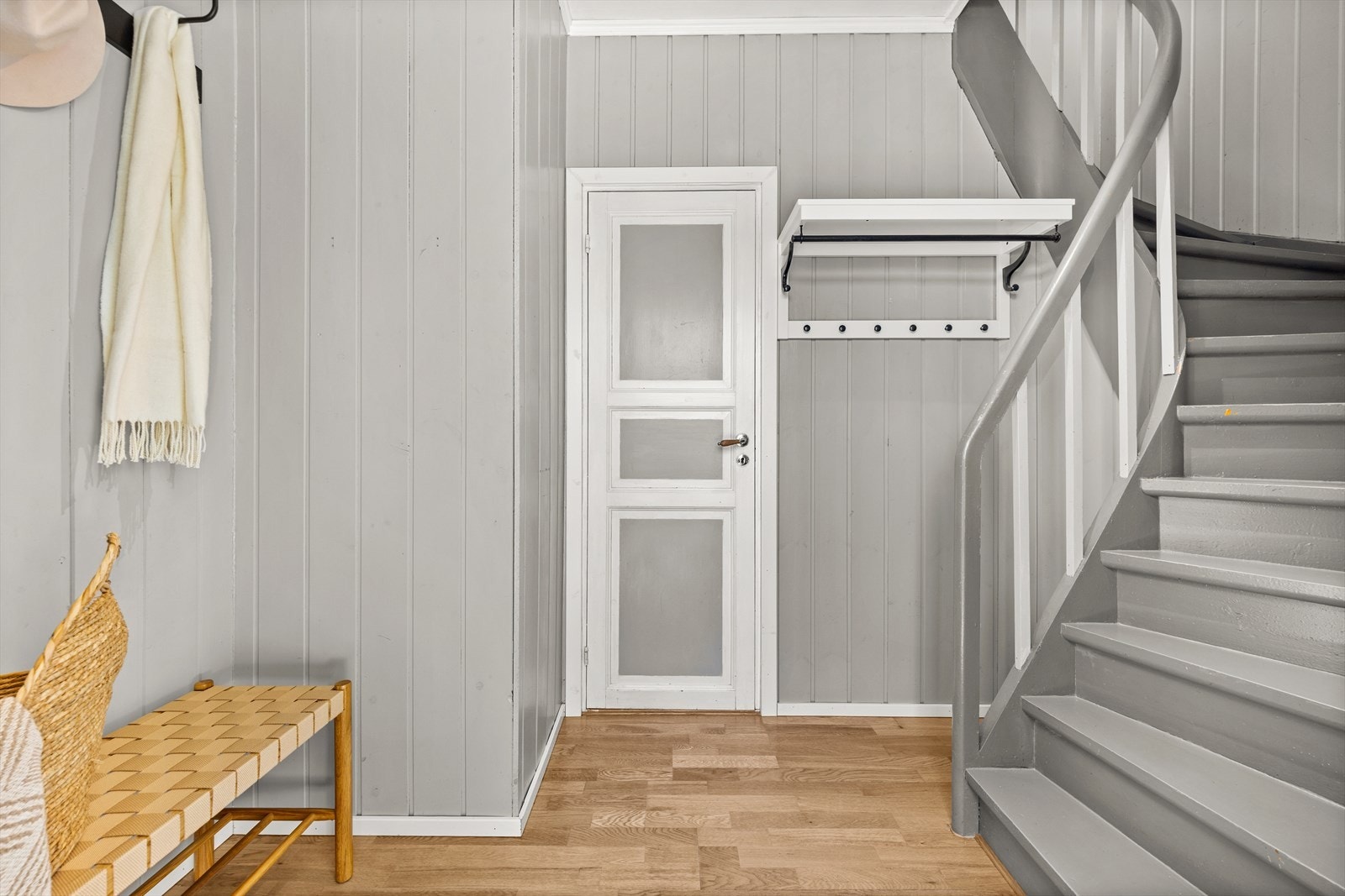 Leiligheten har egen inngang og entré i 1. etasje, hvor man har god plass til å henge fra seg Galleribilde