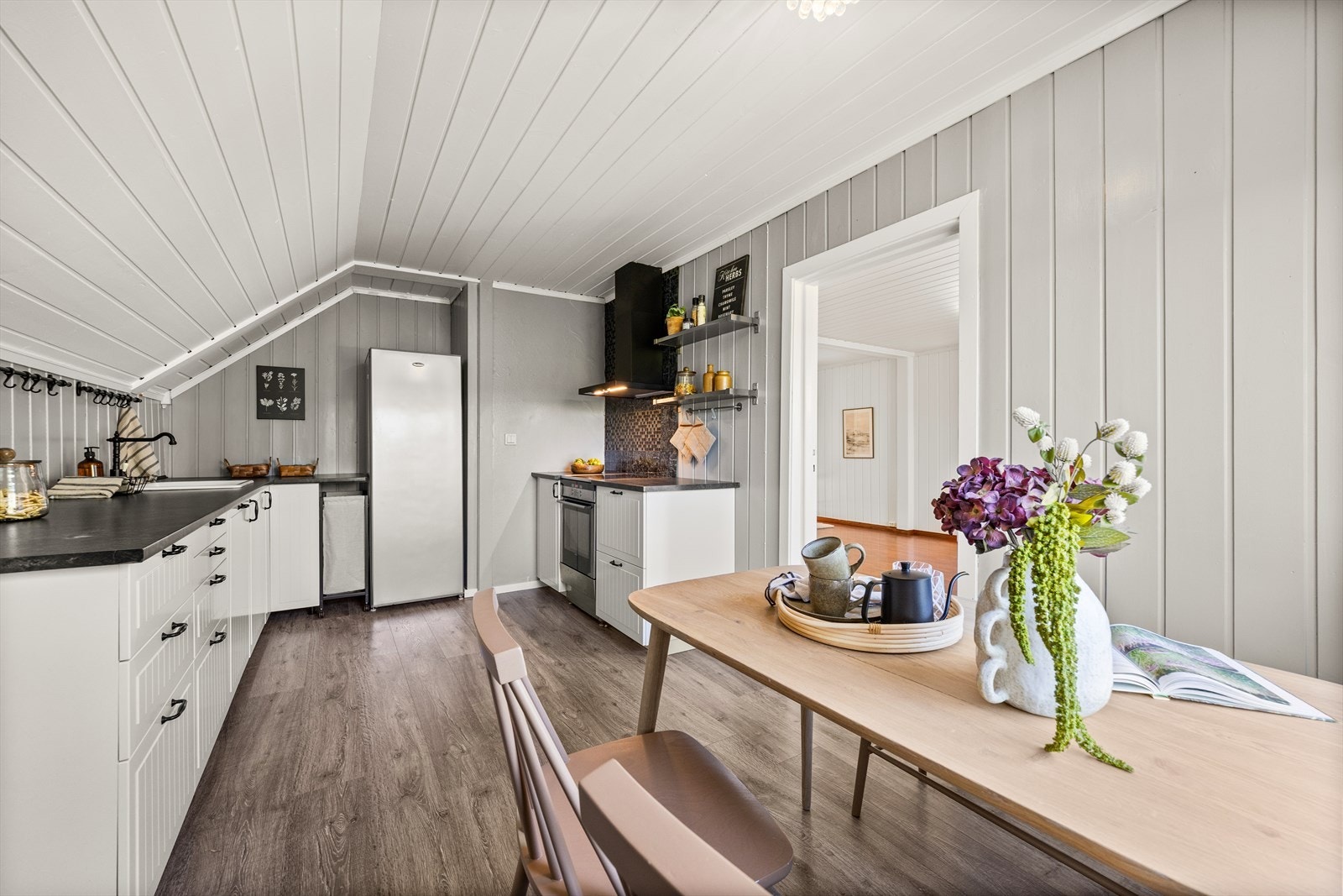 Kjøkkeninnredningen er bestående av underskap med skuffeseksjoner. Kjøkkenet har ellers integrert oppvaskmaskin mens øvrige hvitevarer som komfyr og kjøleskap er frittstående Galleribilde