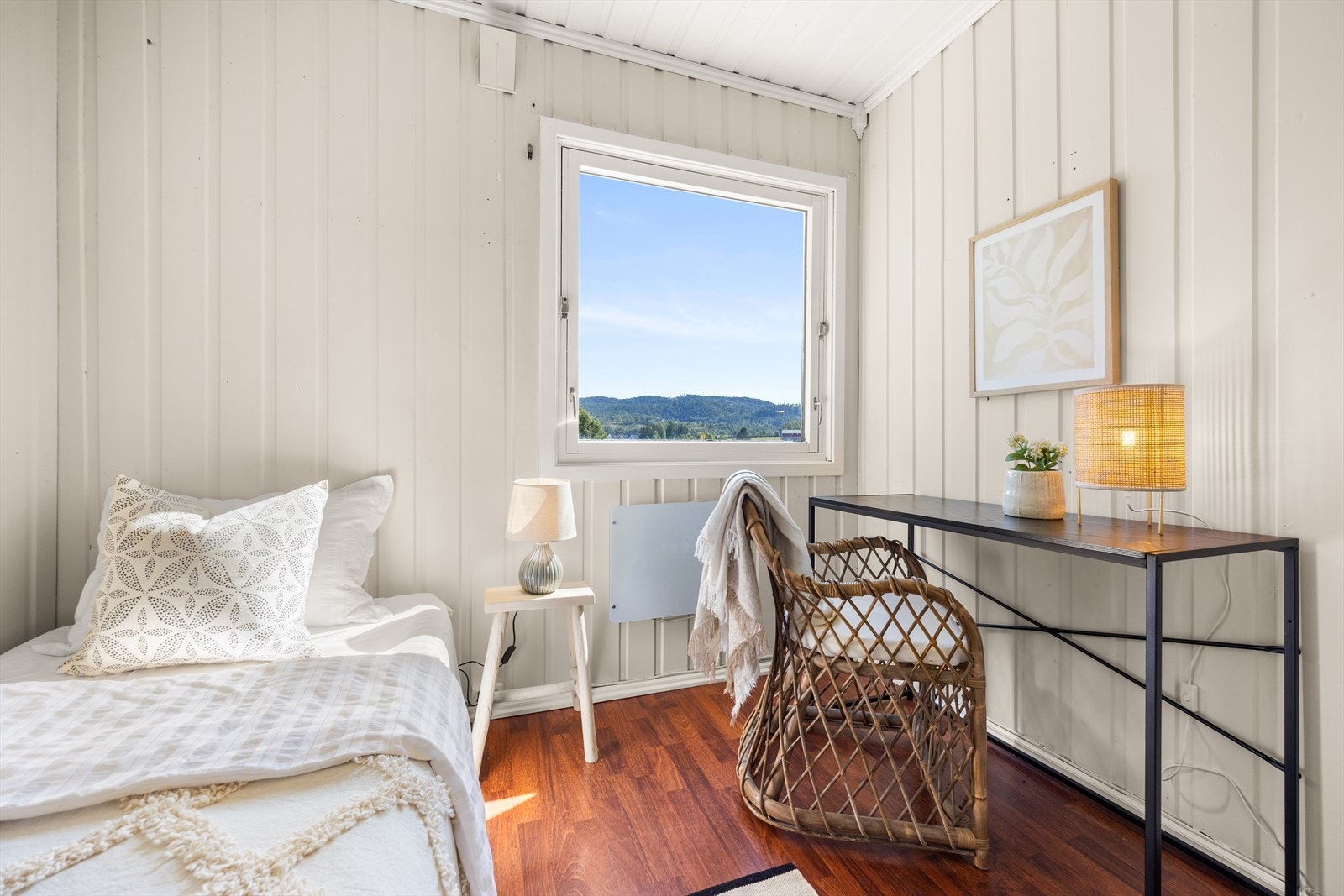 Soverom 2 er innredet med seng og skrivebord Galleribilde