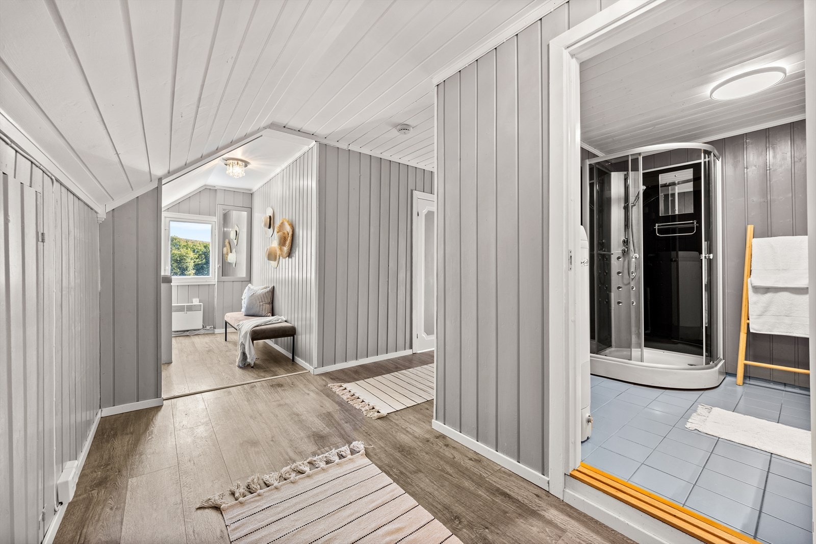 Romslig gangareal med videre adkomst til bad, 2 soverom og stue- og spisestue Galleribilde