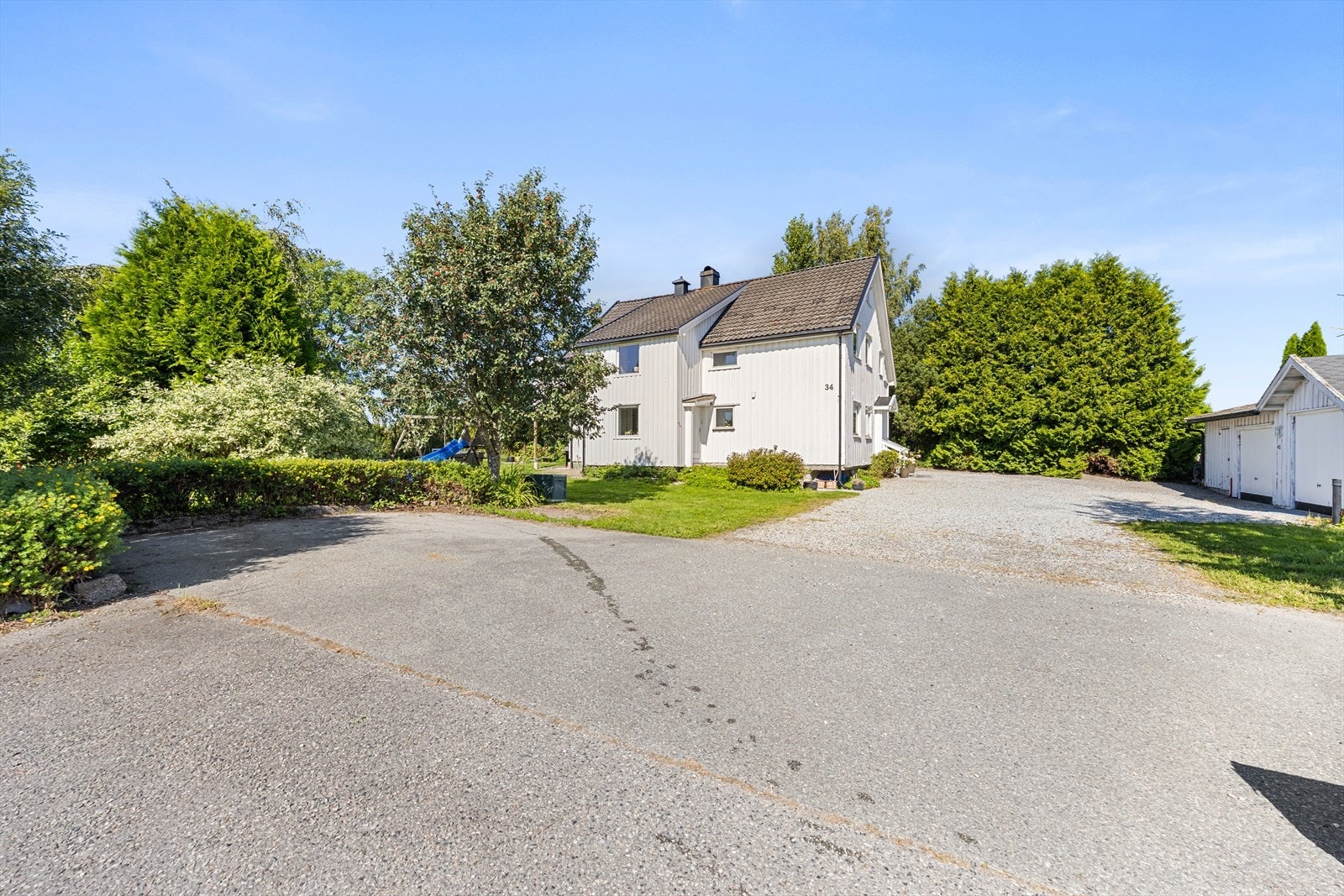 Romslig gruslagt og asfaltert gårdsplass Galleribilde