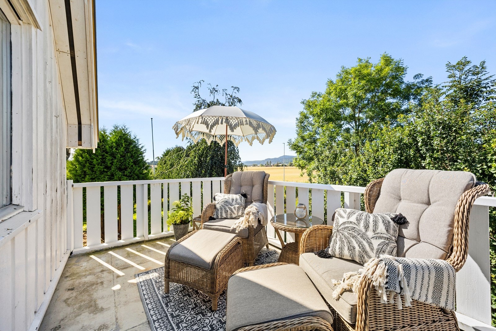 Leiligheten har veranda og tilgang til pent opparbeidet hage som er felles for begge leilighetene Galleribilde