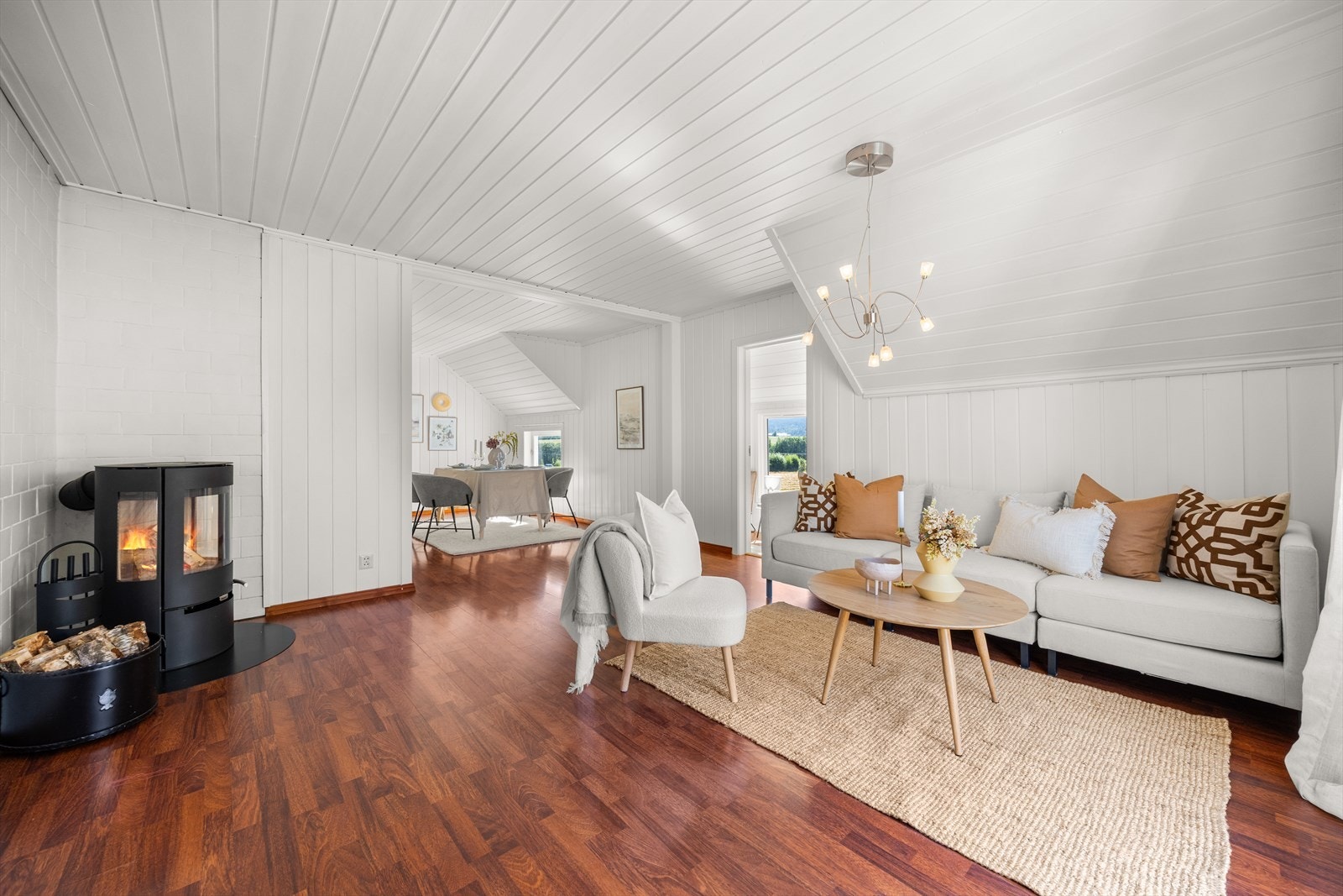 Hyggelig stue med mye naturlig lysinnslipp fra vindusflater. Det er montert peisovn som varmer godt i vinterhalvåret. Det er videre adkomst til et lite disponibelt rom som er etablert i tilknytning til stue Galleribilde