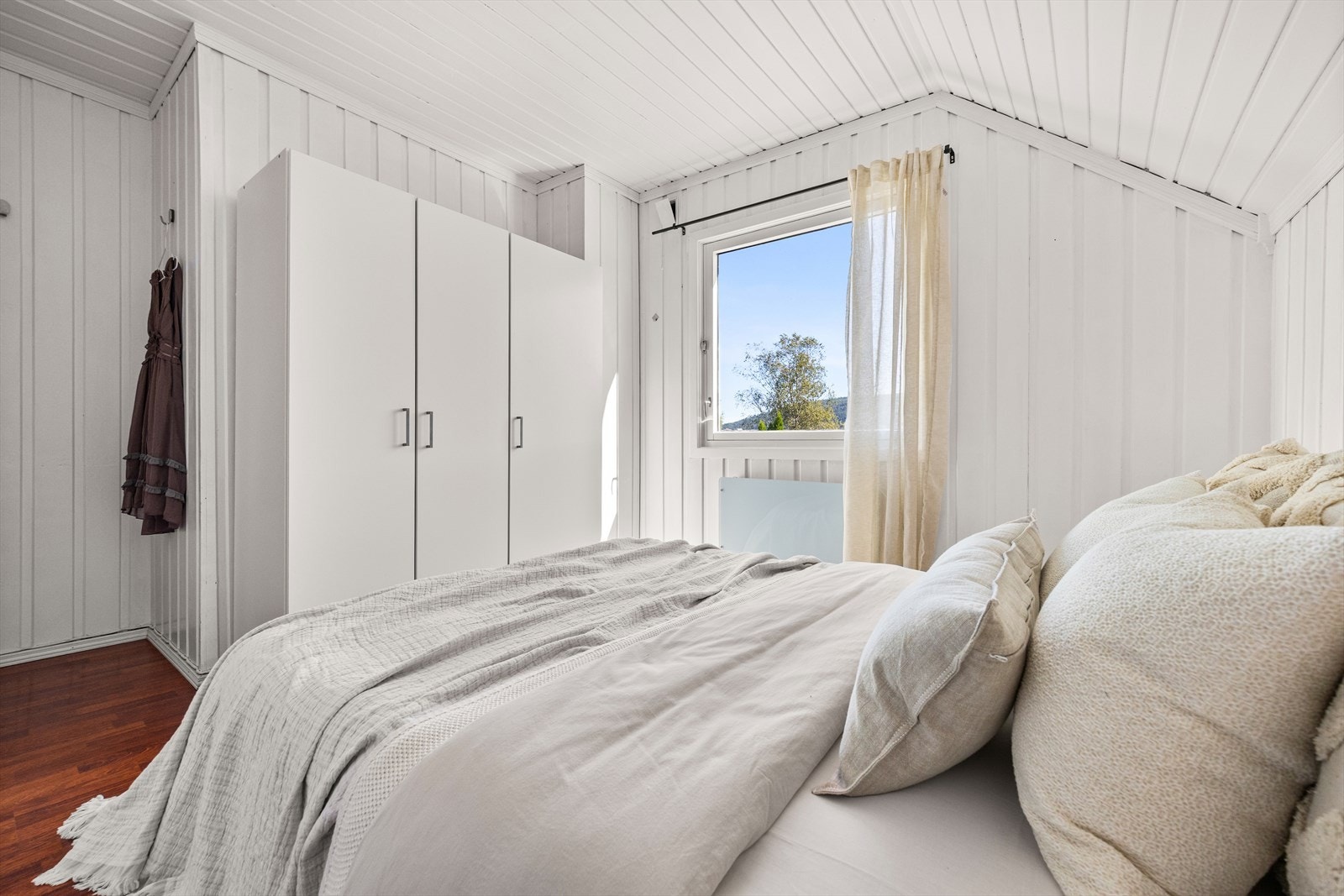 Det er gode oppbevaringsmuligheter i garderobeinnredning Galleribilde