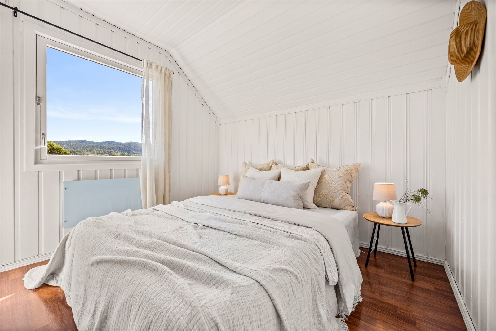 Leiligheten har totalt 2 soverom hvorav hovedsoverom er det største med plass til dobbelstseng og nattbord Galleribilde