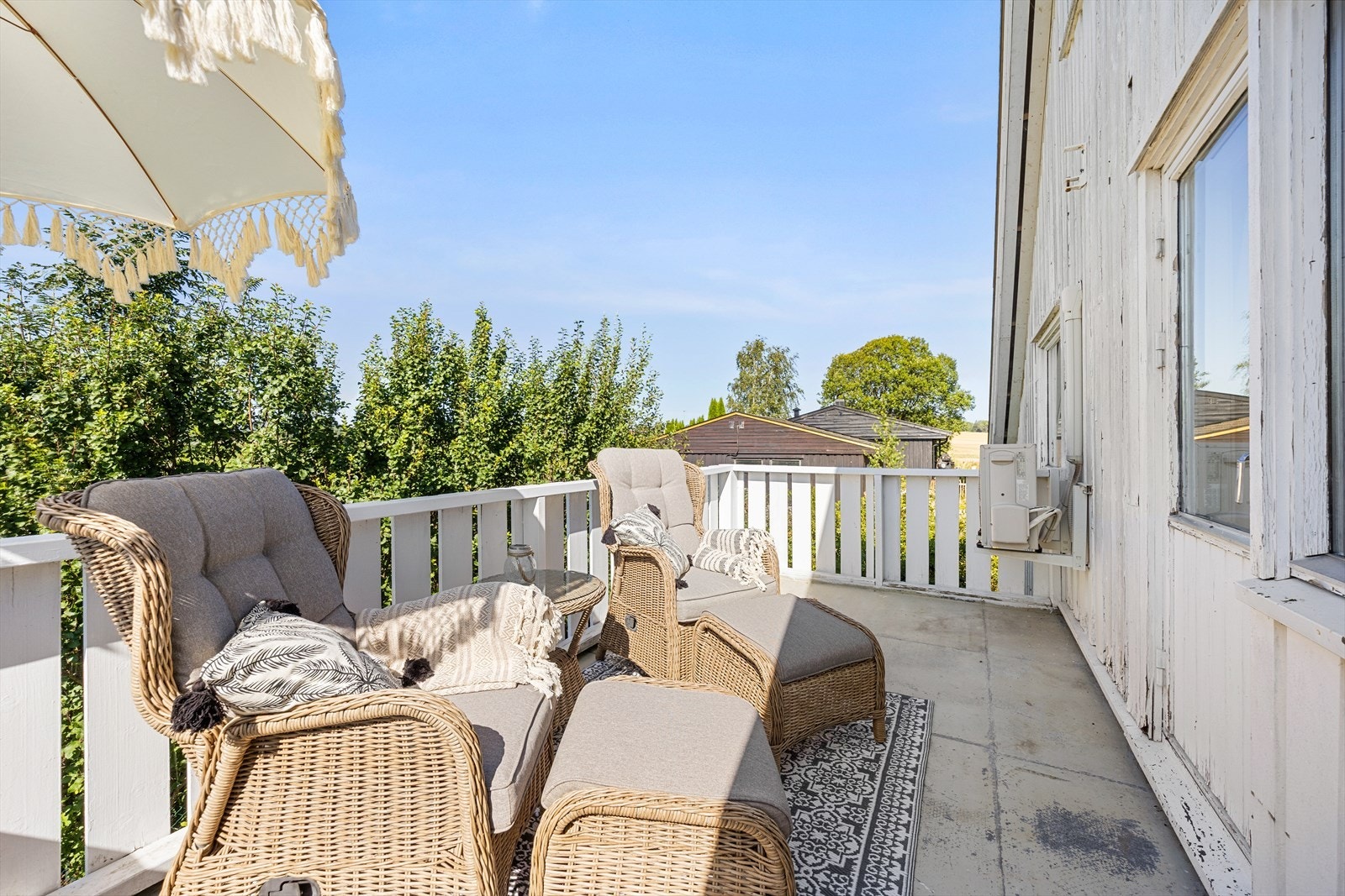 Solrik veranda. Boligens utvendige fasade har behov for oppgradering Galleribilde