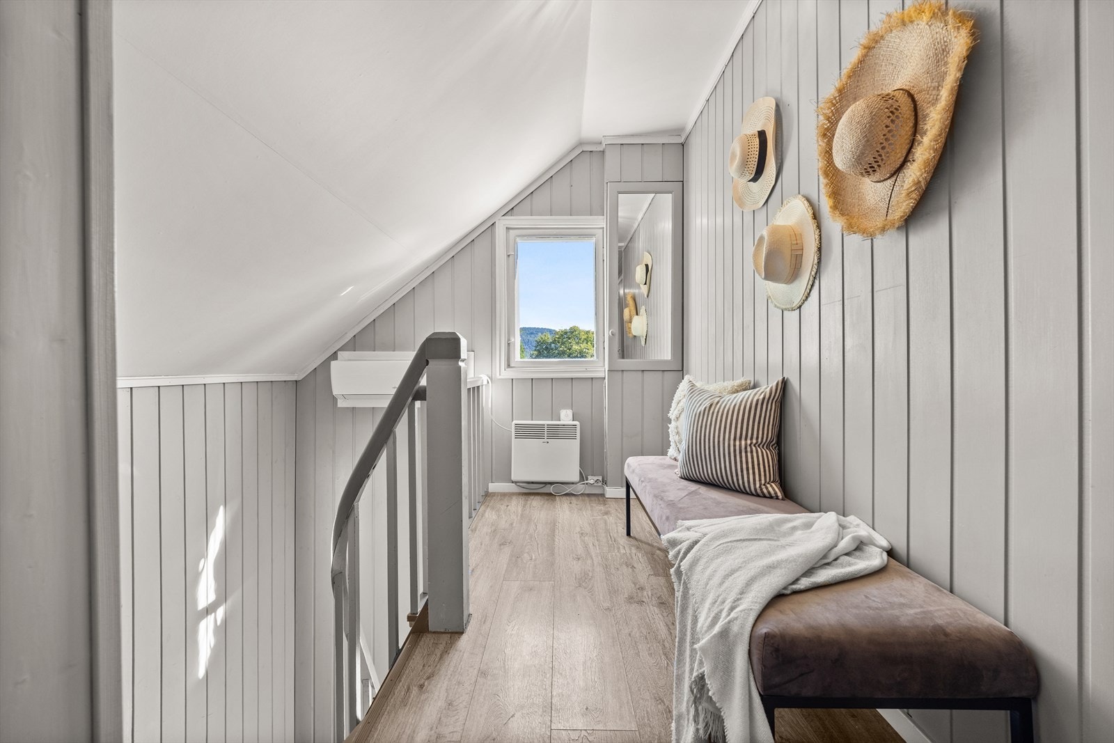 Lys og innbydende gang i 2. etasje Galleribilde