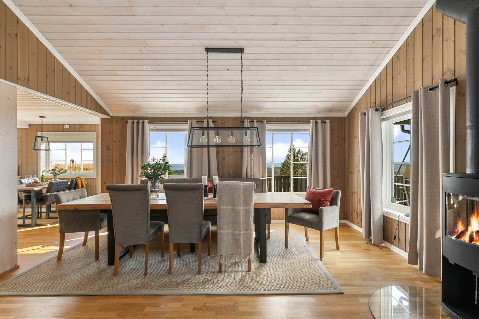 Lysinnslipp fra flere retninger gir en luftig og romslig følelse. Galleribilde