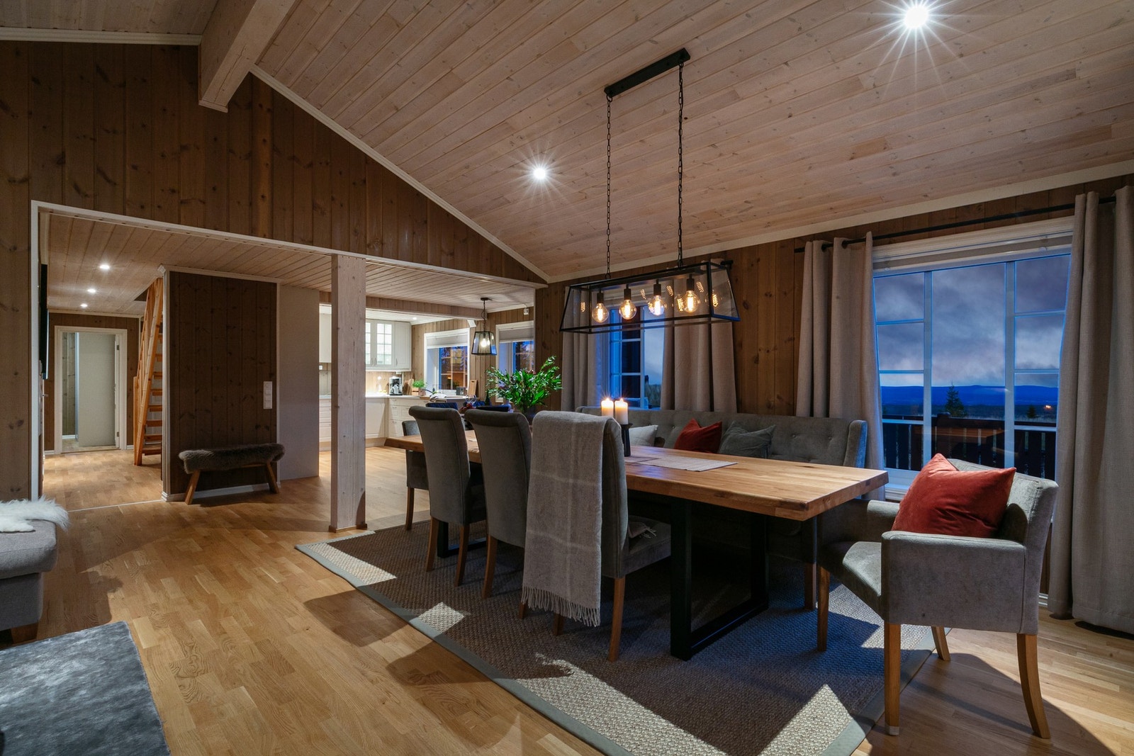 Her er det plass til langbord som byr inn til sosiale samlinger med venner og familie. Galleribilde