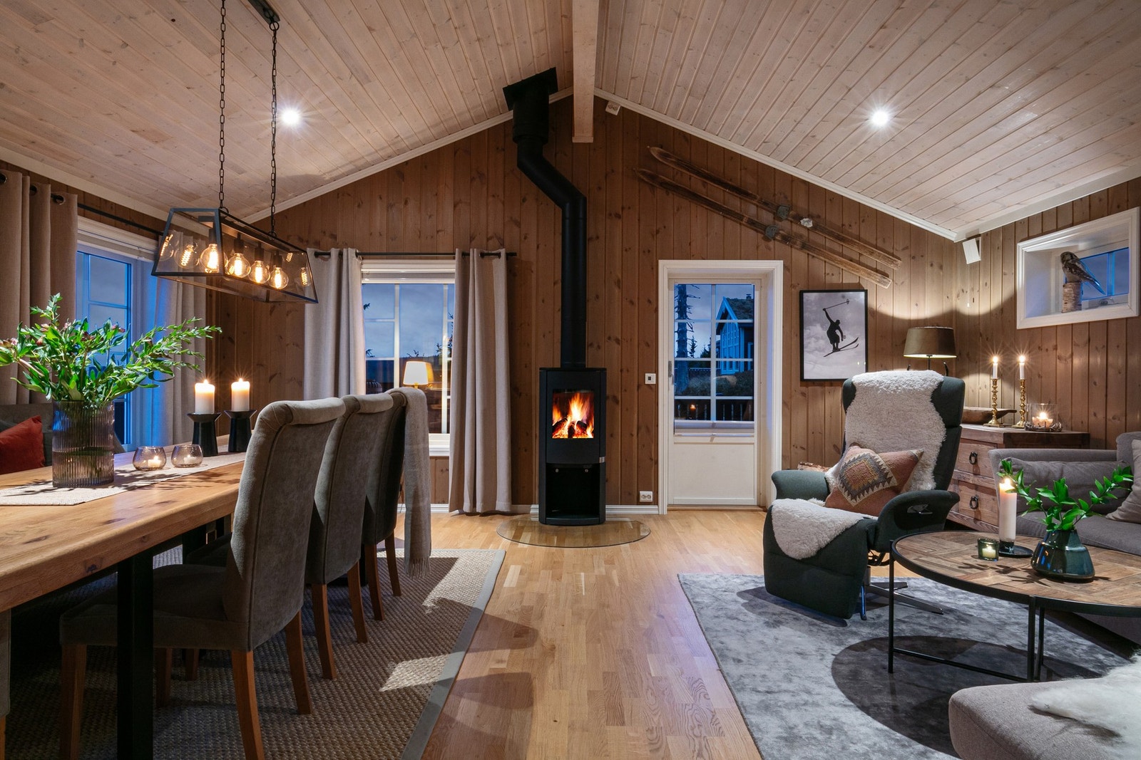 Peisen varmer godt og gir ekstra hygge på kalde kvelder. Galleribilde