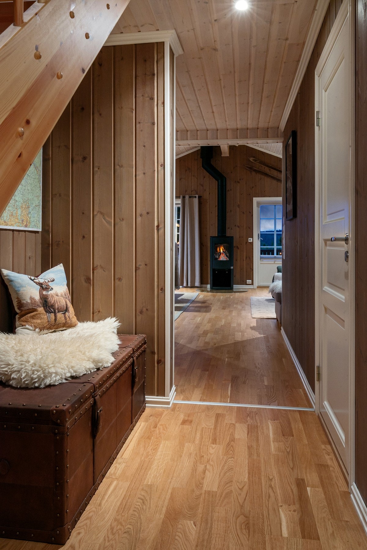 Videre tar du deg inn til selve hjerte av hytta. Galleribilde