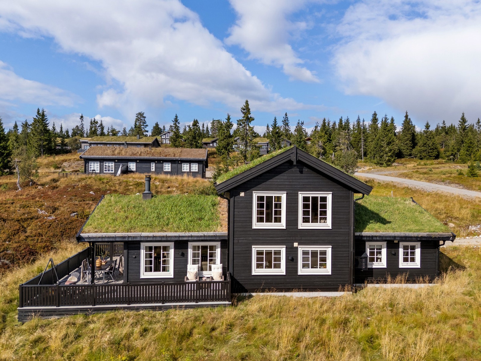 Hytta ligger lunt til på et nyere hyttefelt. Galleribilde