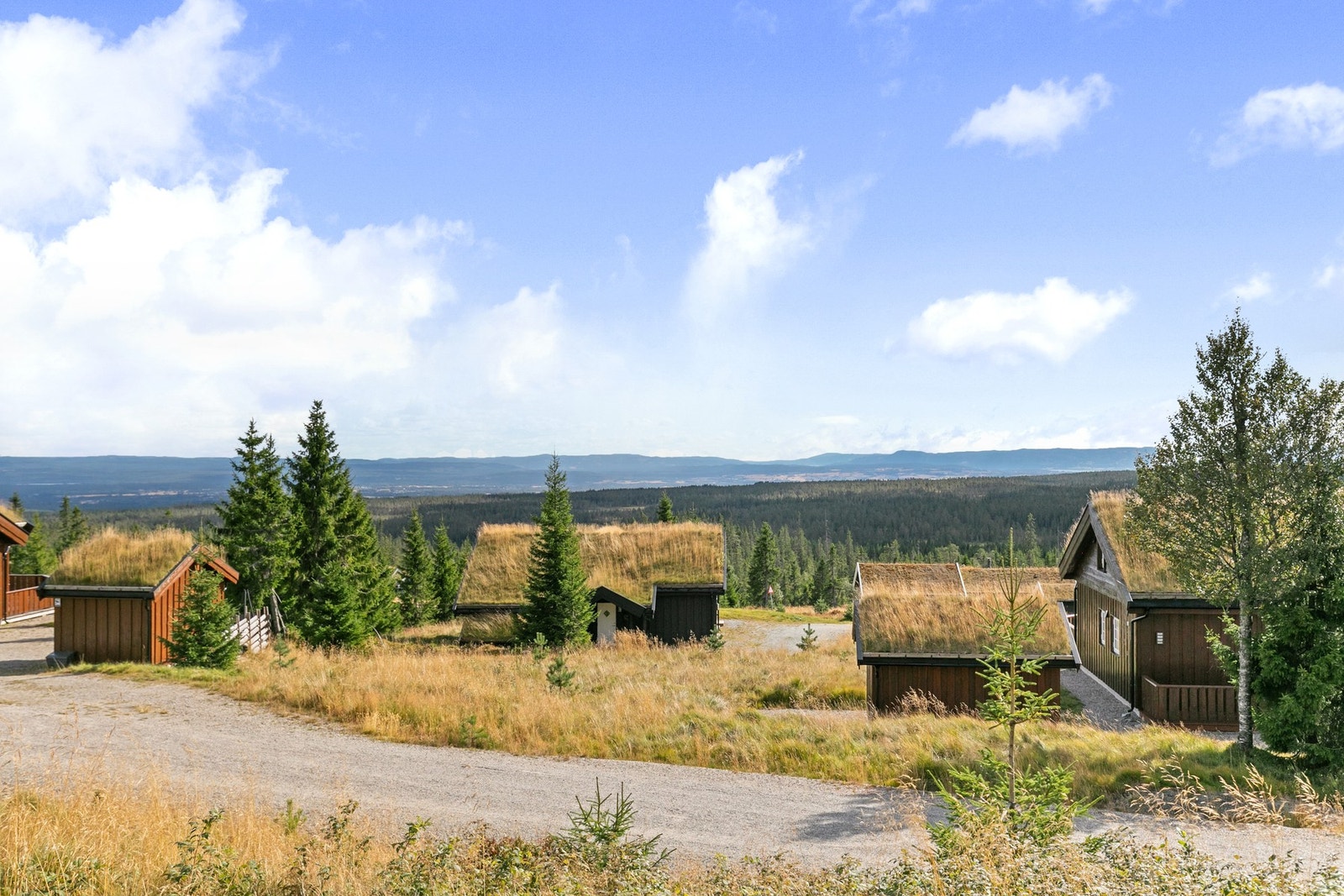 Uteplassen er orientert mot sørvest, så her nyter du både fine sol- og utsiktsforhold. Galleribilde