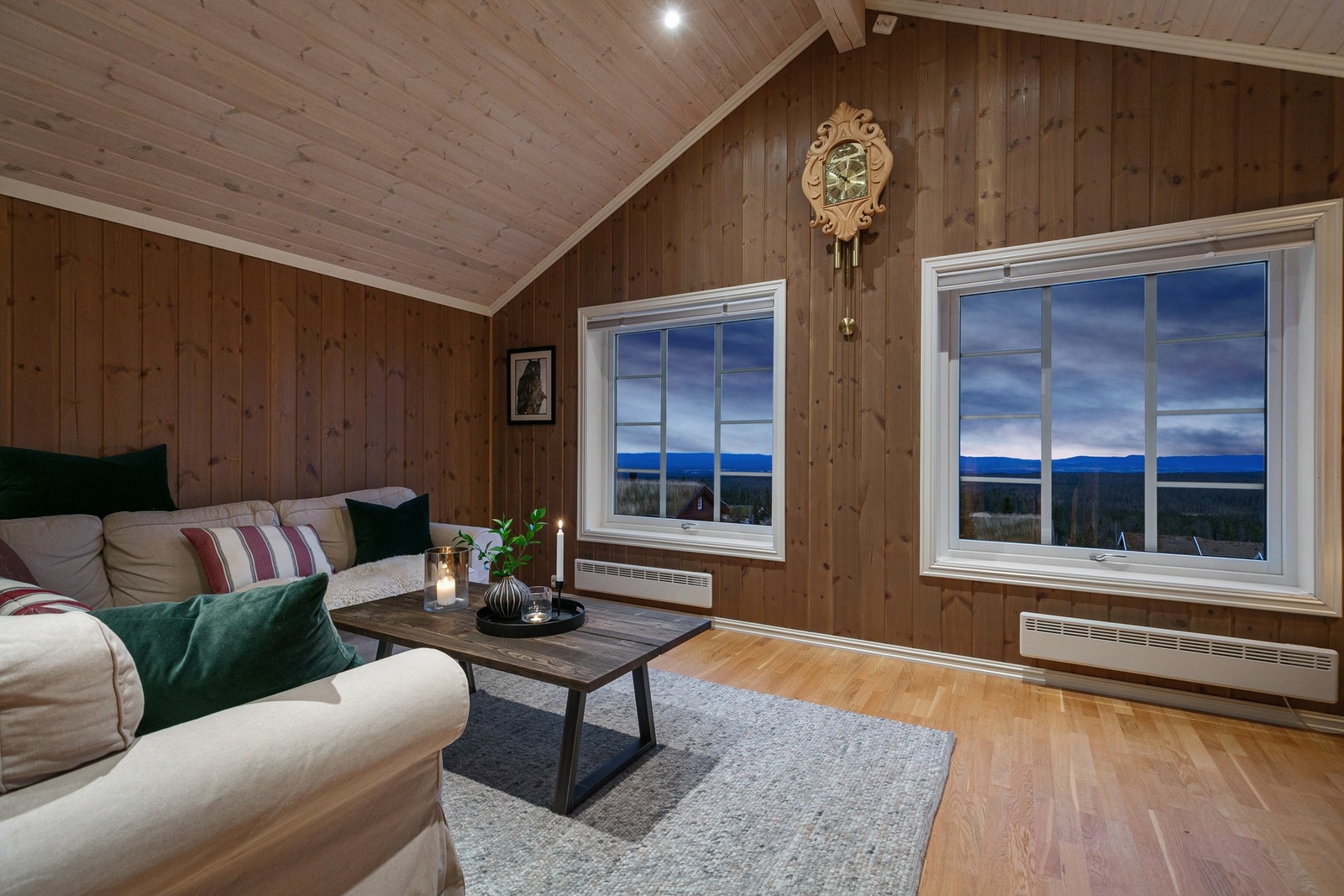 Her kan du lene deg tilbake og nyte utsikten helt til Minnesund. Galleribilde