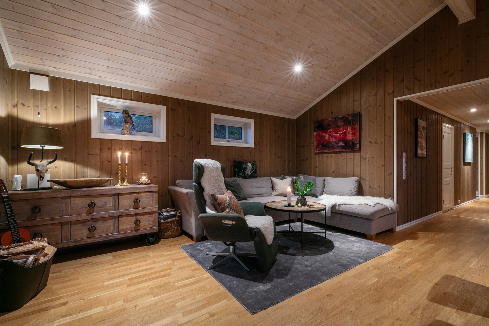 Deler av stua har ekstra takhøyde som gir en luftig følelse. Galleribilde