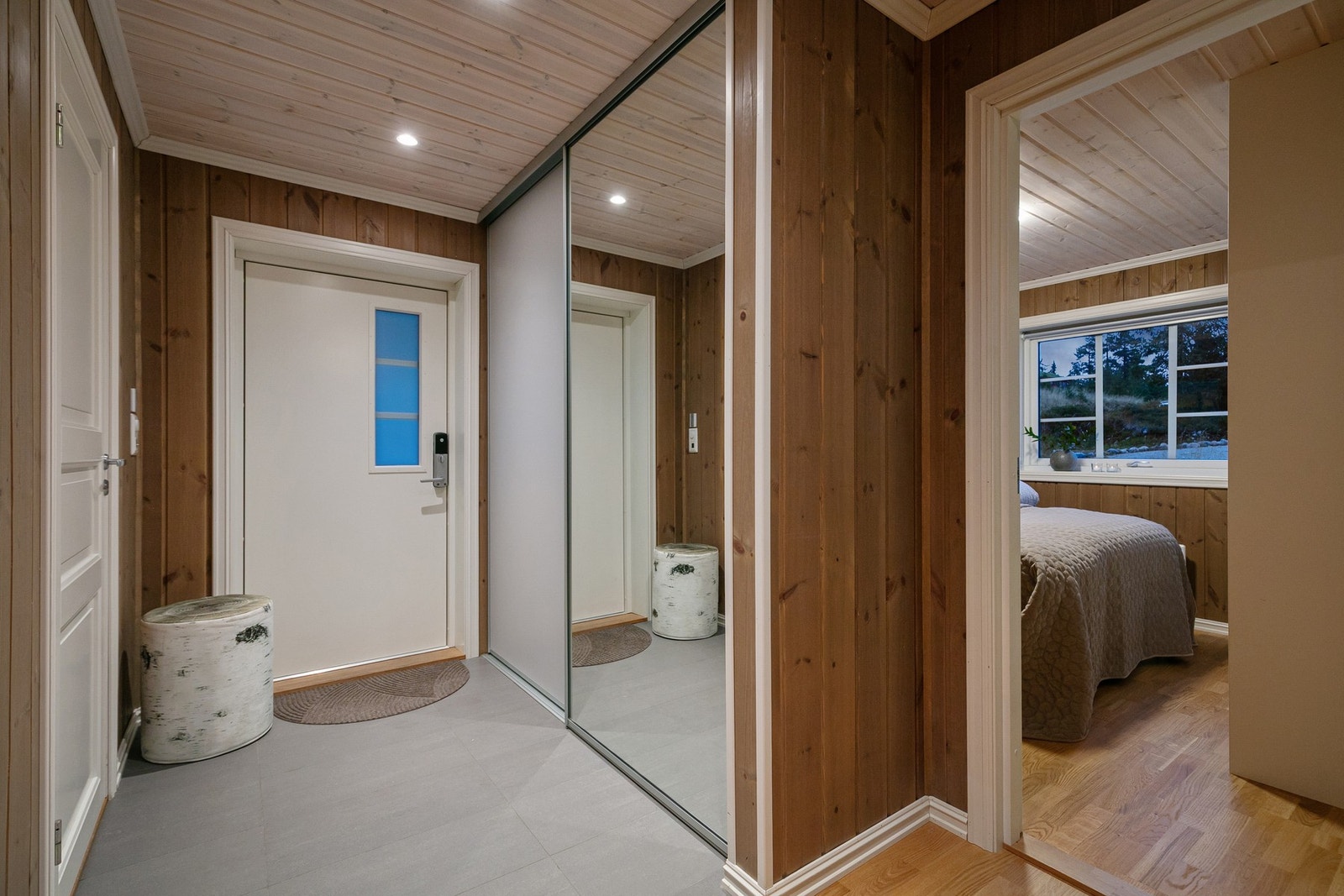 God plass til yttertøy i skyvedørsgarderobe. Galleribilde