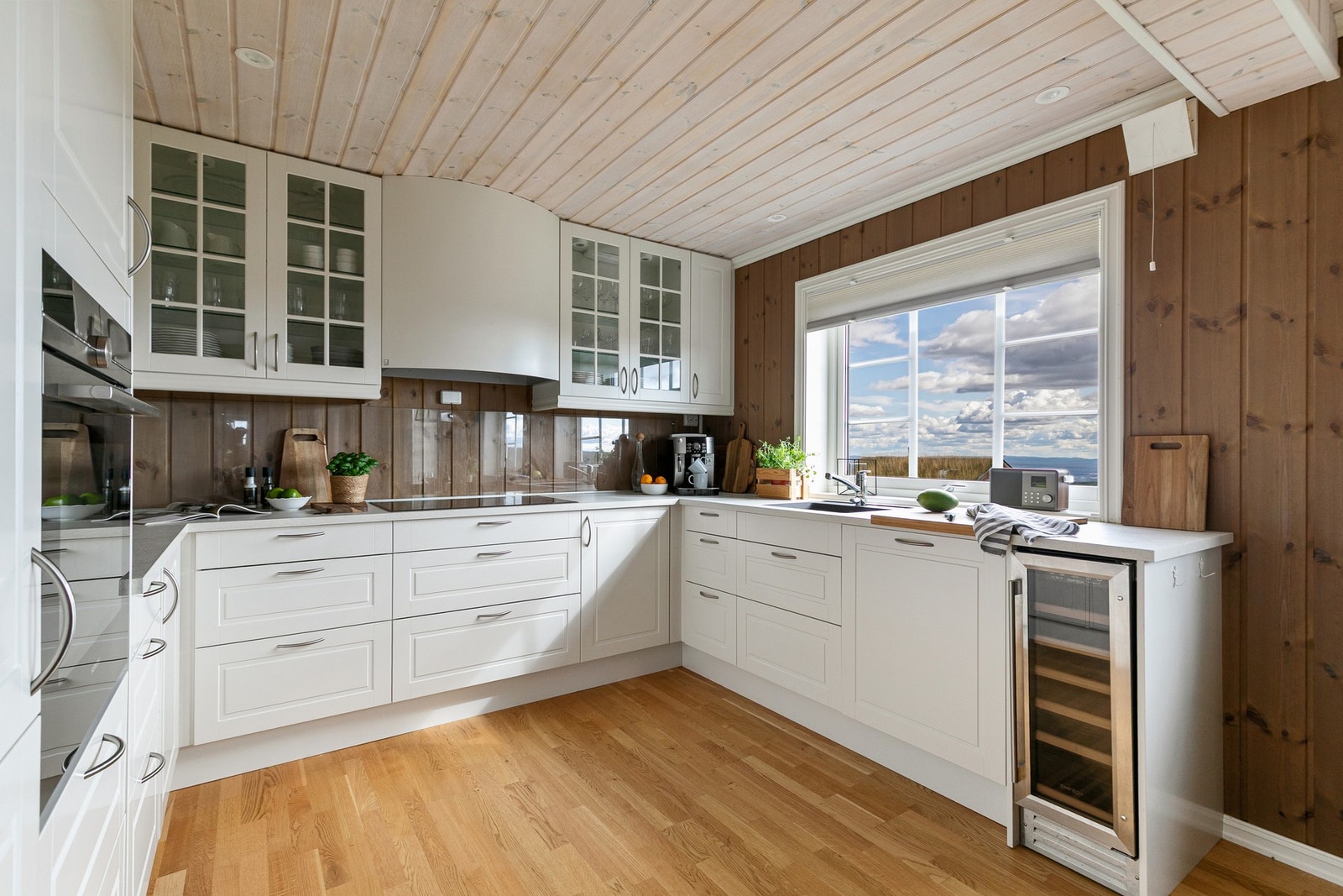 Innredningen har fine arbeidsflater og rikelig med skapplass. Galleribilde