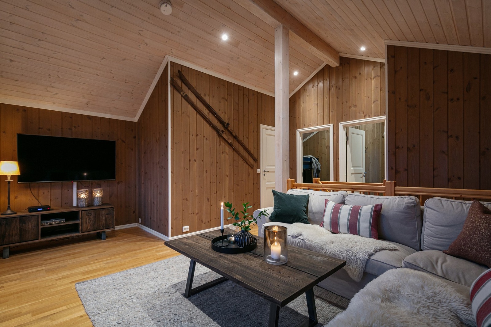 Den rause takhøyden sammen med de store vindusflatene gir en god romfølelse. Galleribilde