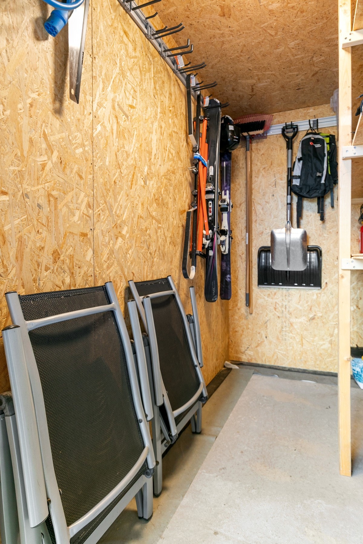 Praktisk sportsbod i tilknytning til inngangsparti med plass til ski og sykler. Galleribilde